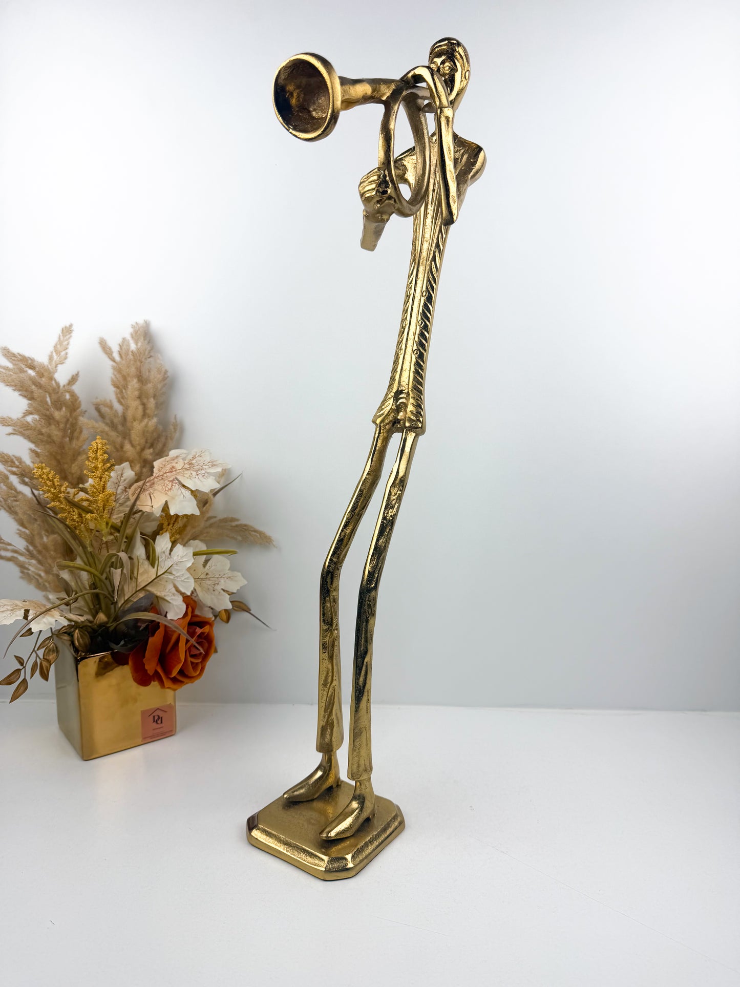 Figurine élégante d'un musicien jouant de la trompette en métal