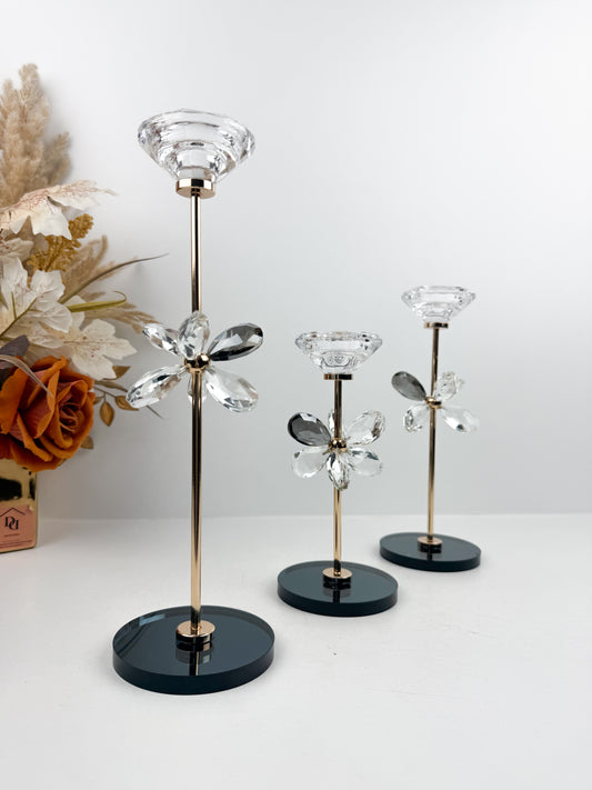 Trio de Bougeoirs contemporain fleur en cristal sur un socle noir.