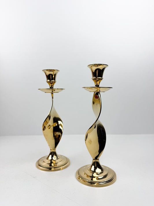Ensemble de deux bougeoirs dorés élégants