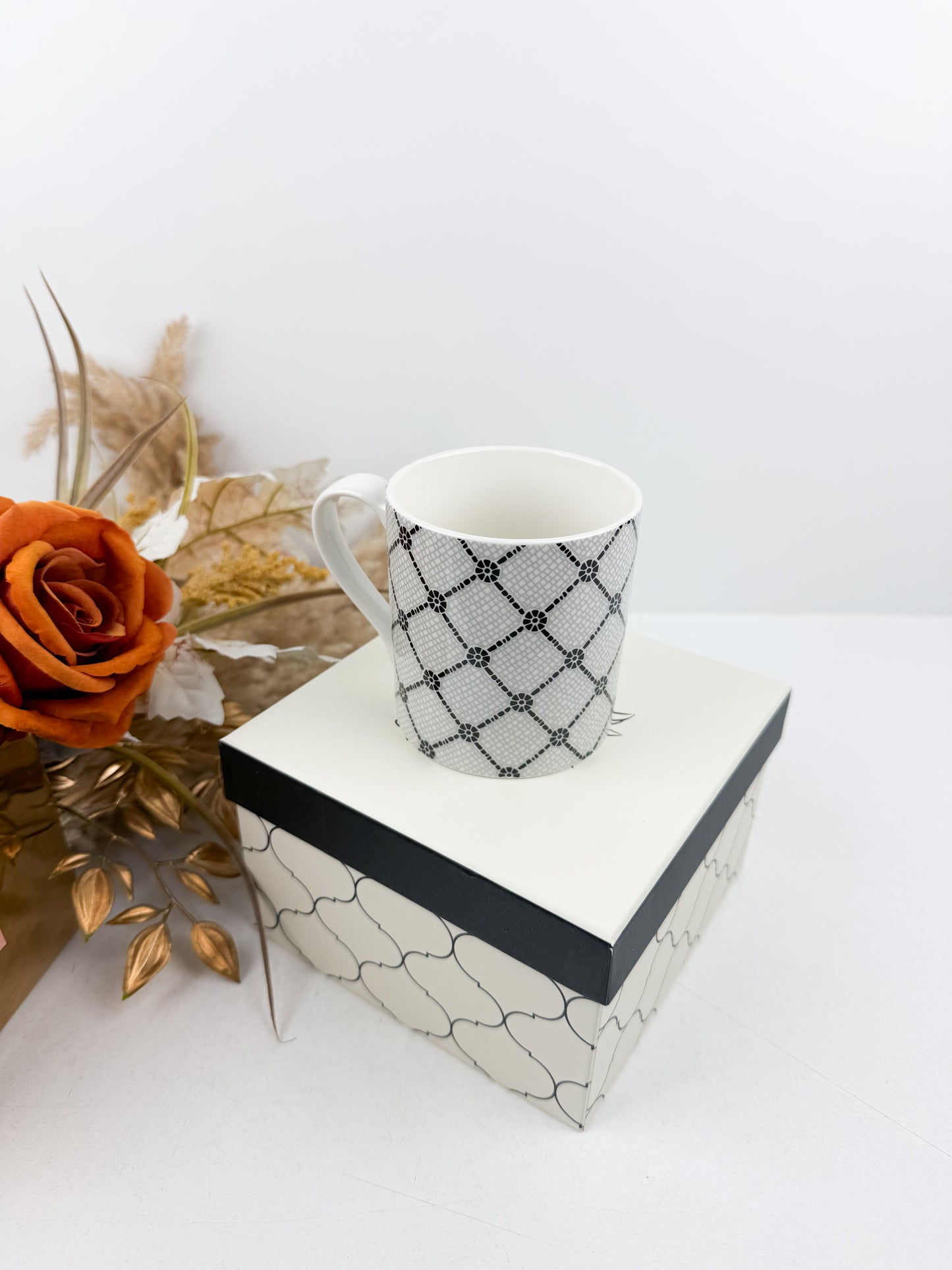 Mug à café en céramique de haute qualité, orné d'un élégant motif triller en noir et blanc