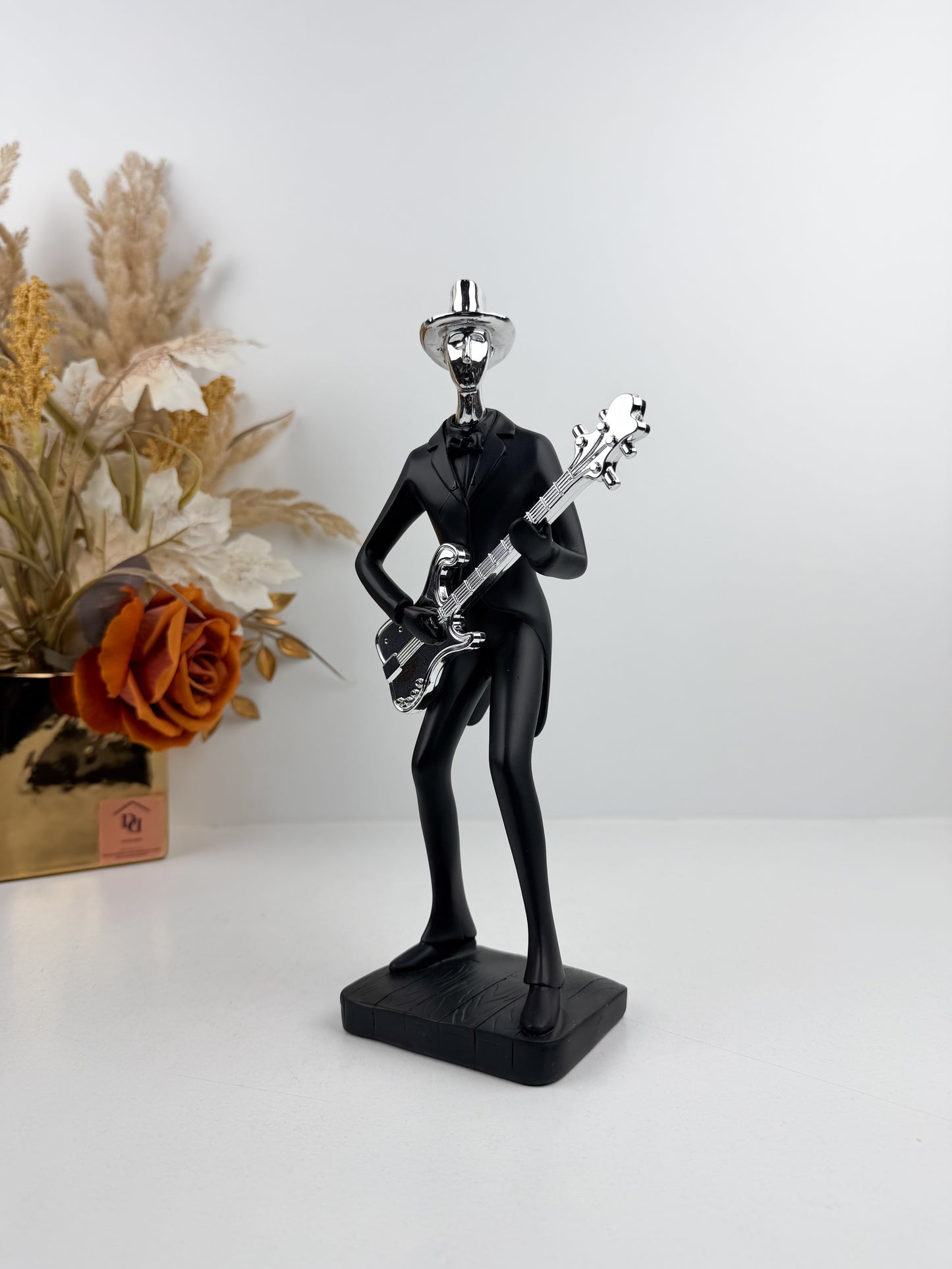 Figurine représentant un guitariste en pleine performance