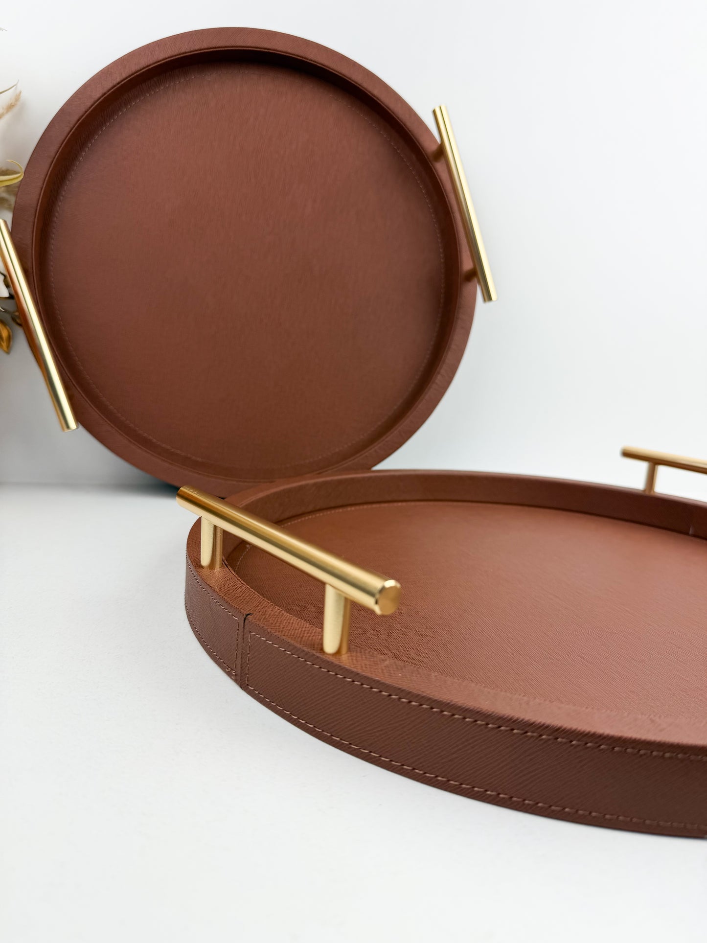 Ensemble de plateaux ronds avec poignées en cuir texturé marron