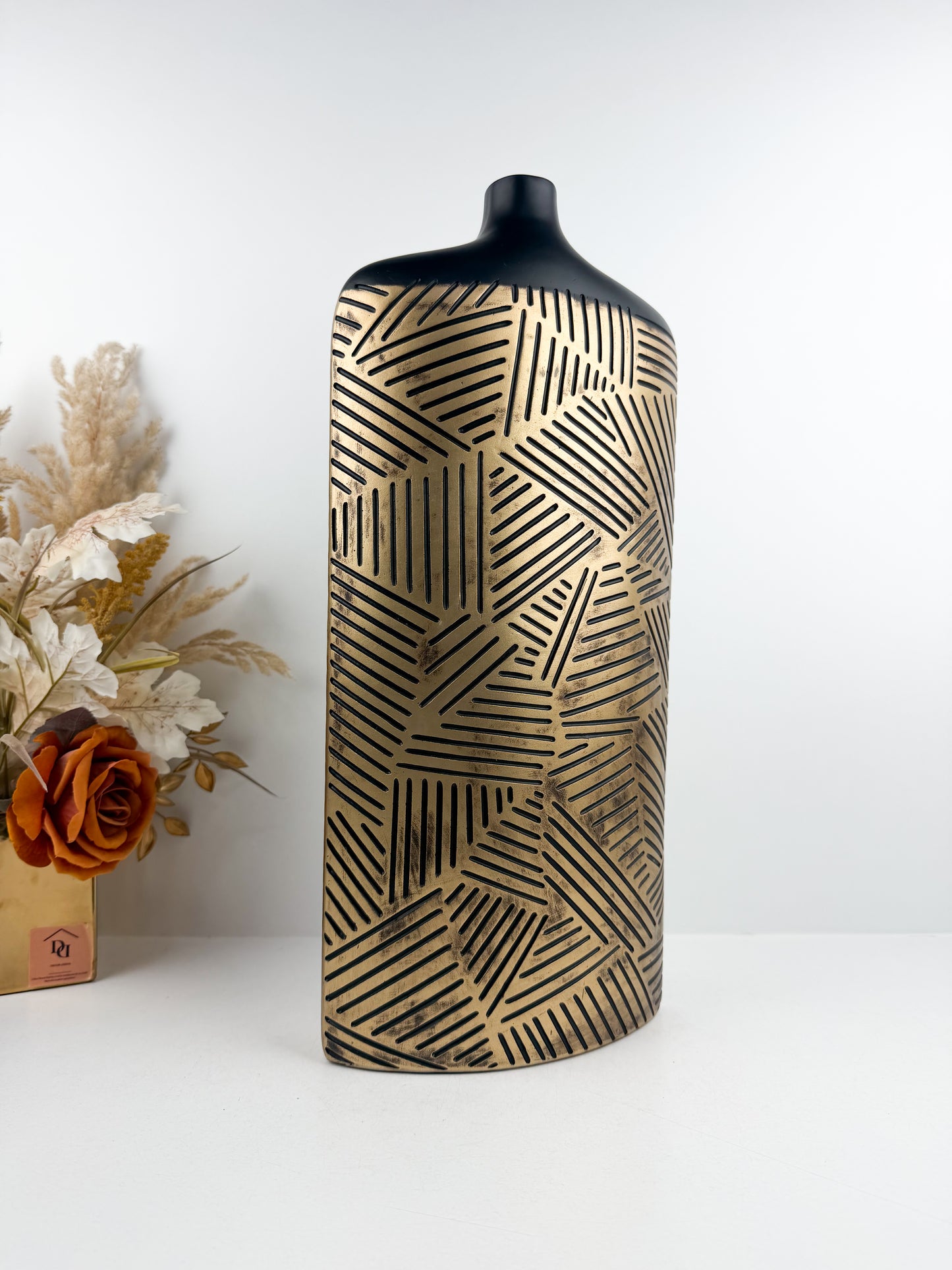 Grand vase en résine décoratif aux lignes épurées, son motif géométrique gravé incarne le style chic