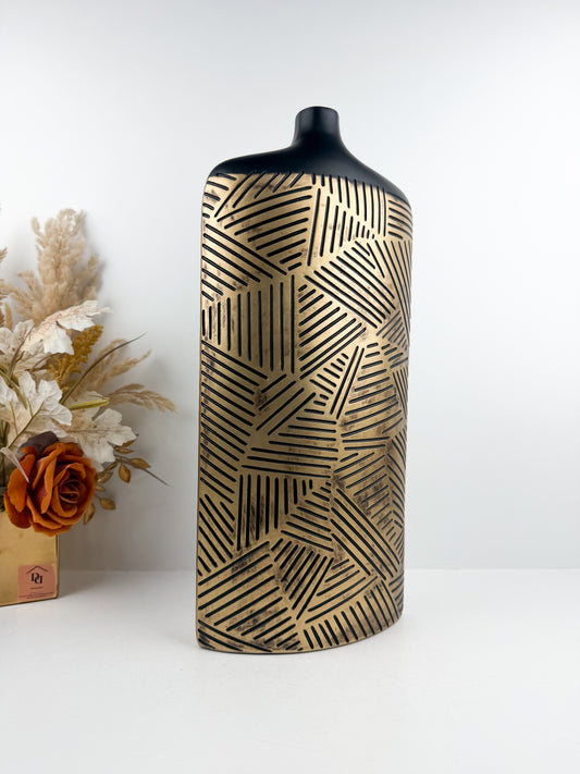 Grand vase en résine décoratif aux lignes épurées, son motif géométrique gravé incarne le style chic