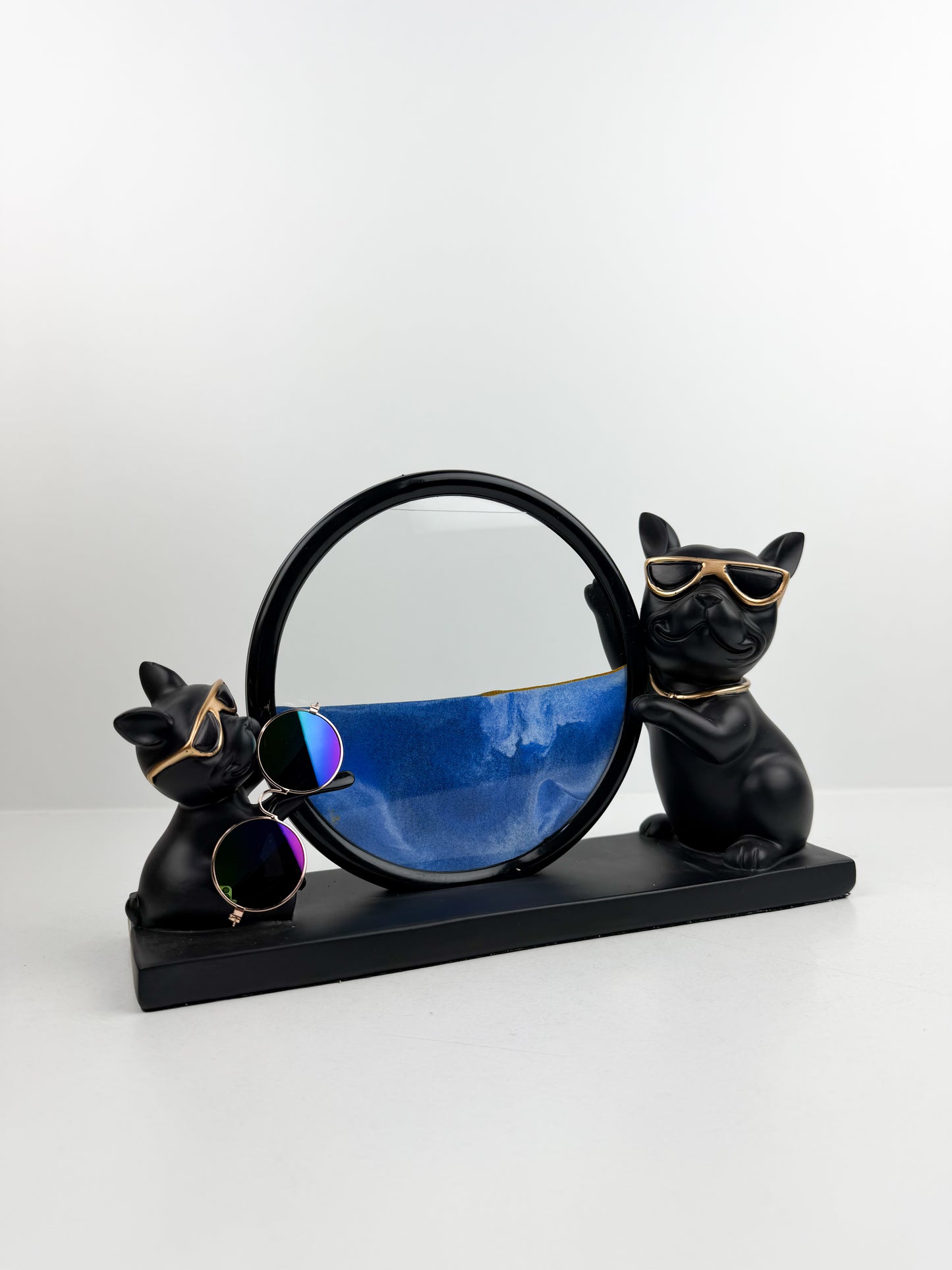 Sculpture deux bouledogues au style cool avec leurs lunettes de soleil dorées