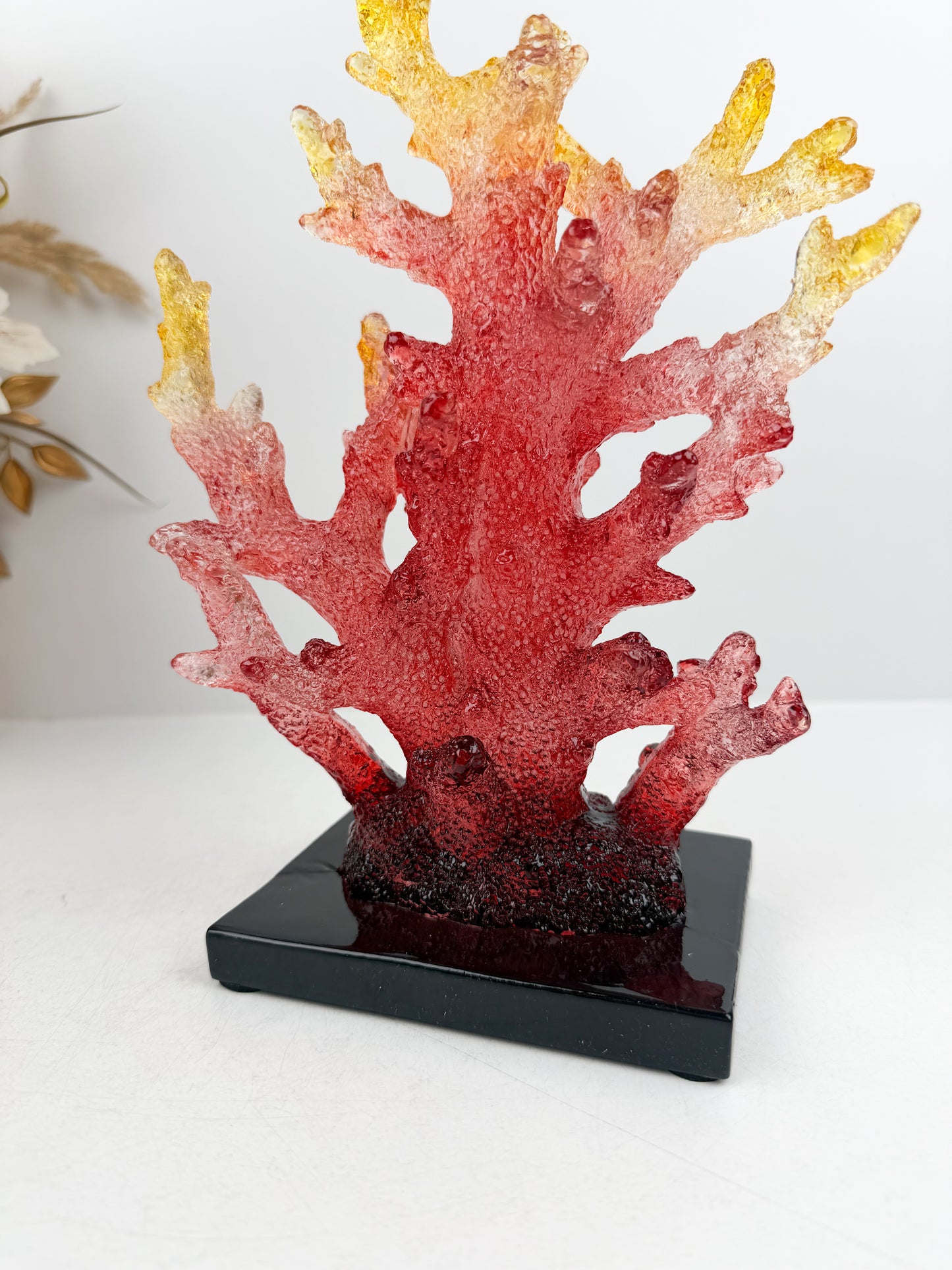 Sculpture de corail rouge en résine pour capturer la beauté naturelle des fonds marins.