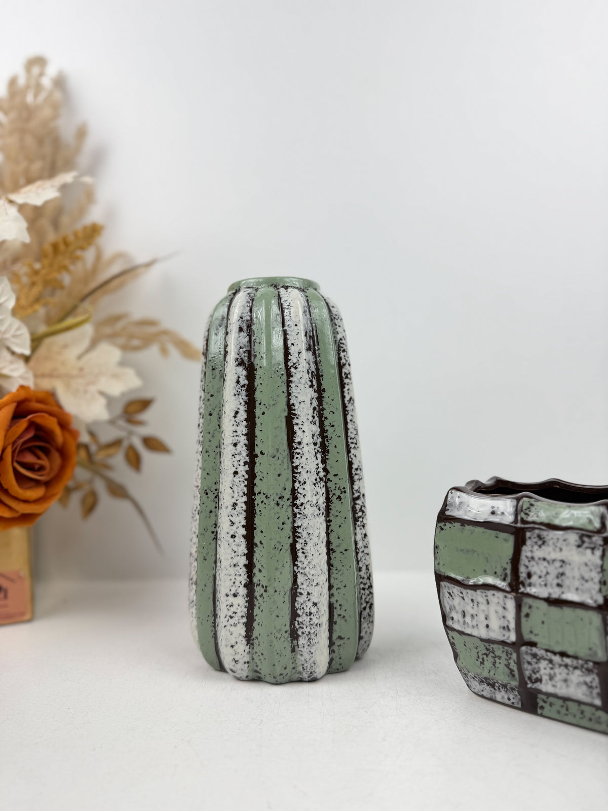 Duo de vases en céramique à motifs géométriques.