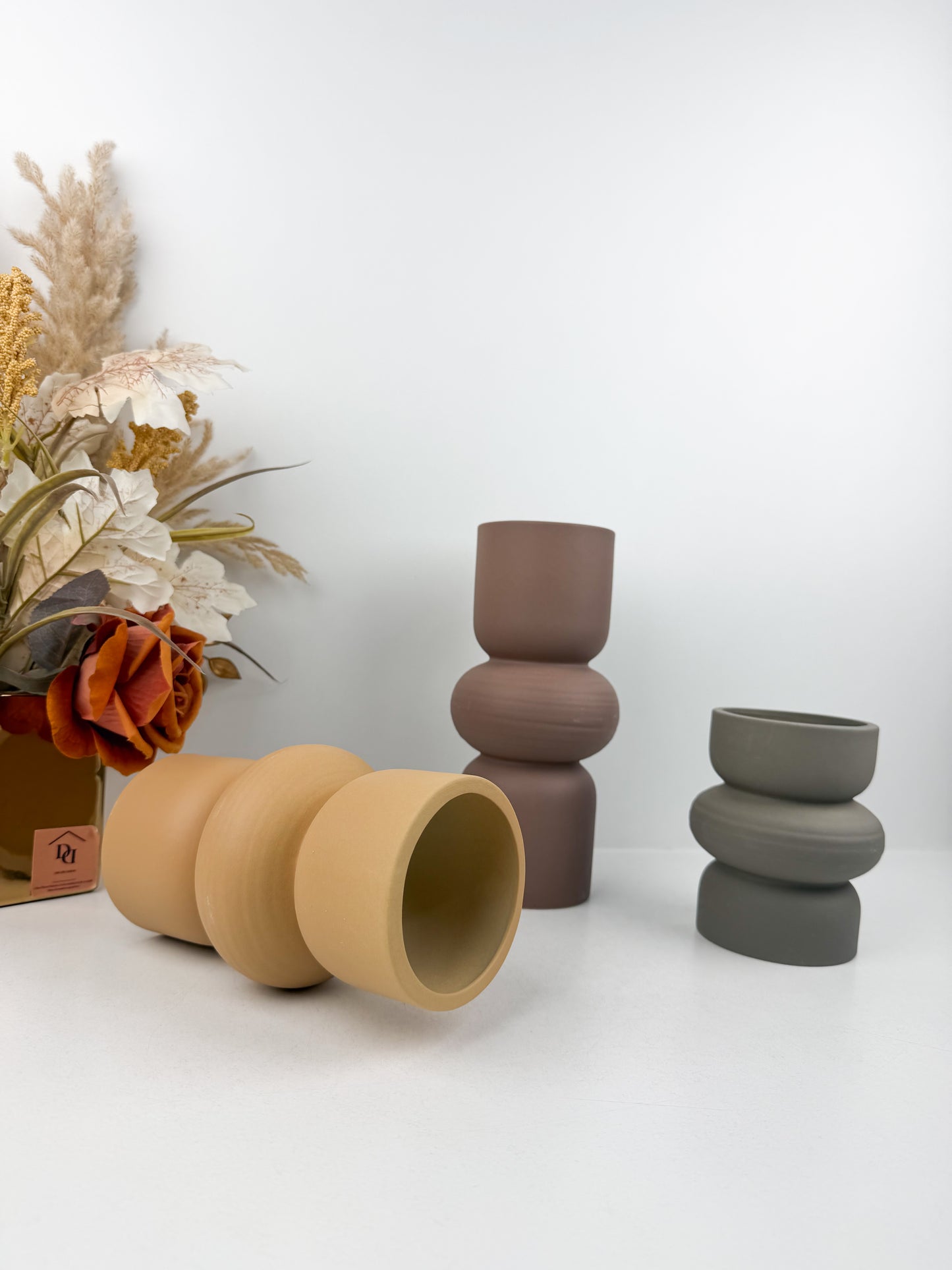 Trio de vases aux formes épurées et aux teintes contrastées