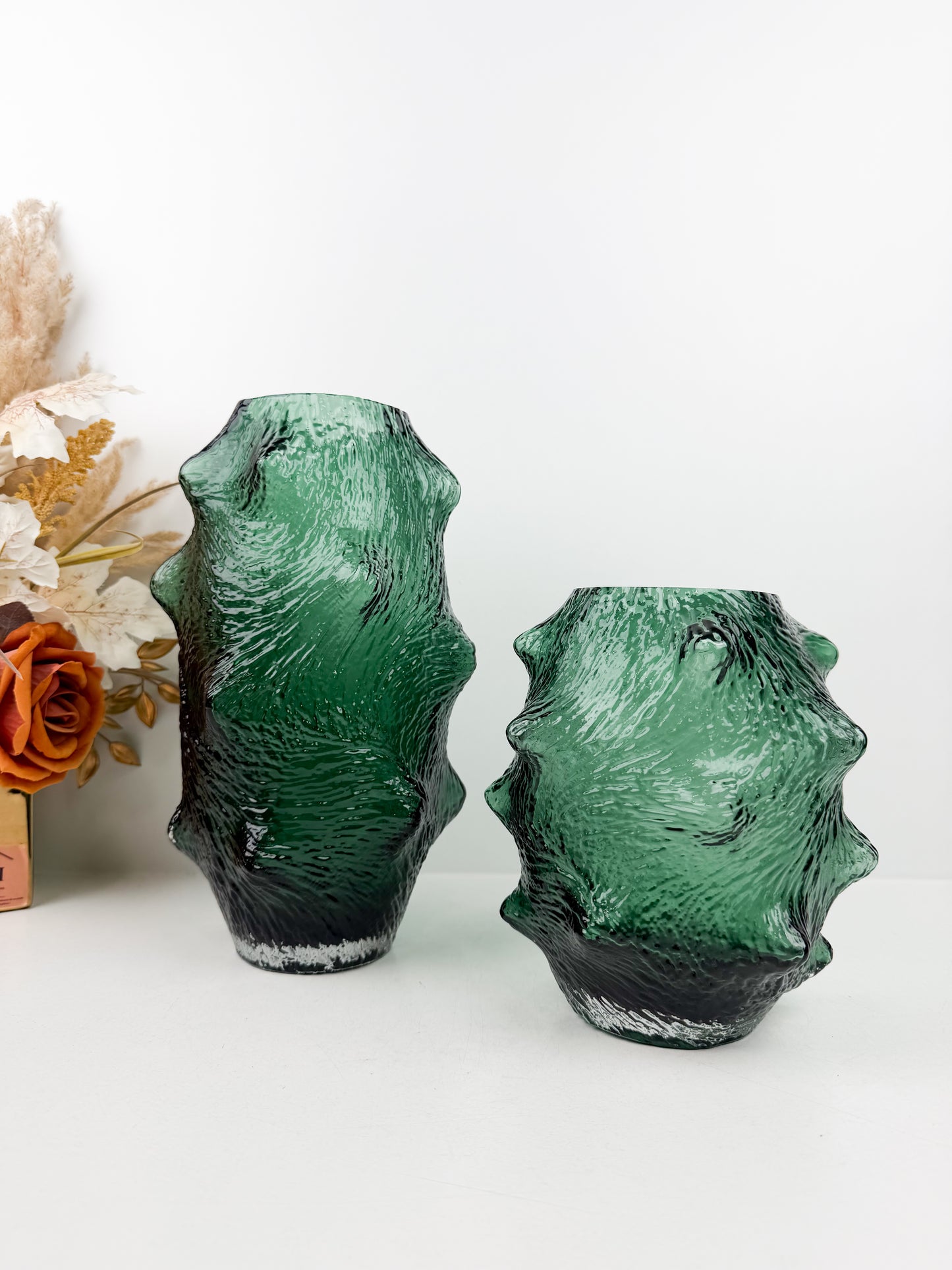 Duo de vases aux formes organiques inspirées de la concombre de mer en vert