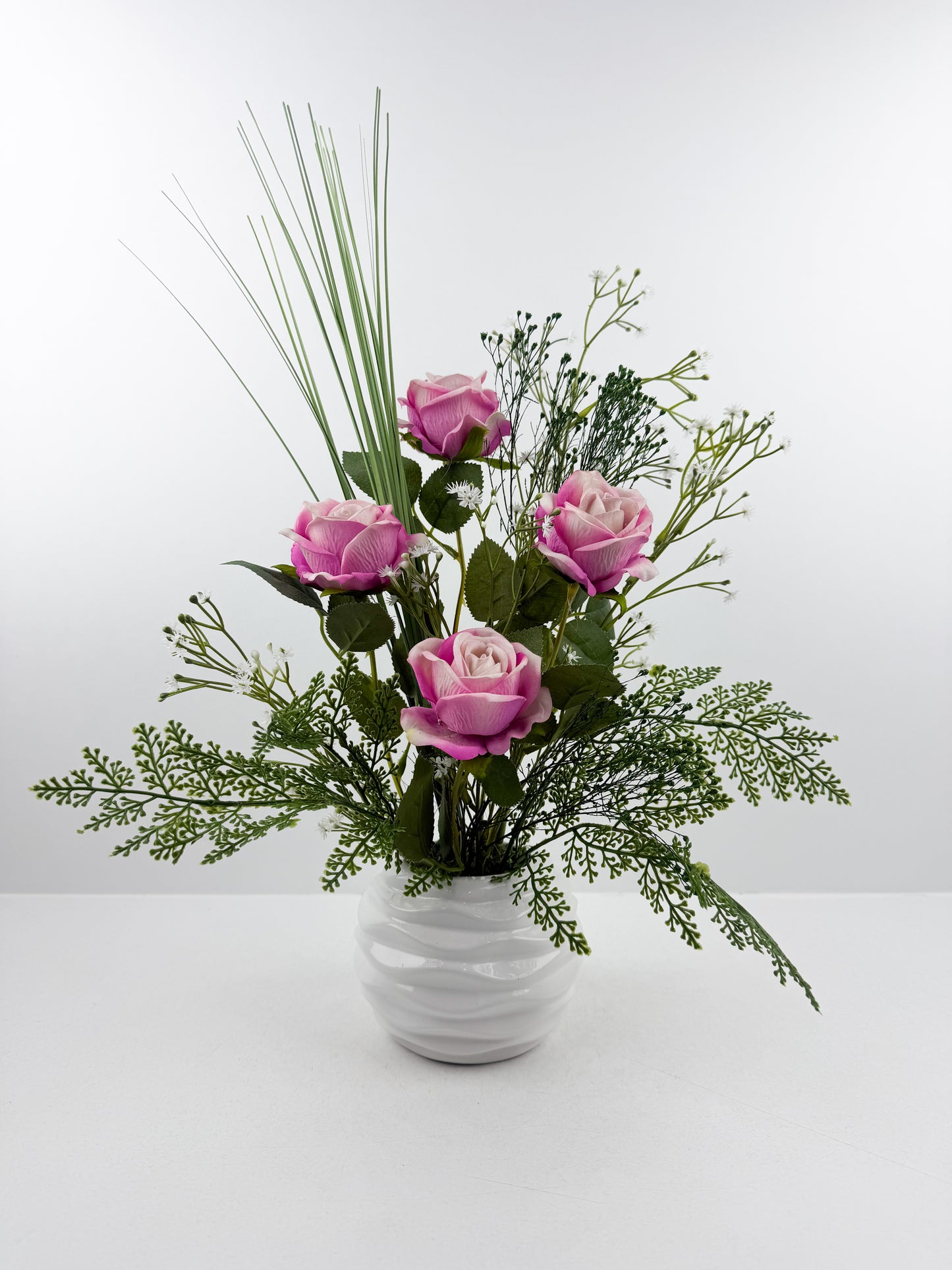 Fleurs artificielles haut de gamme dans un élégant pot en céramique blanc