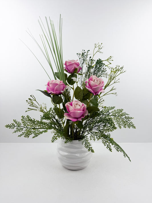 Fleurs artificielles haut de gamme dans un élégant pot en céramique blanc