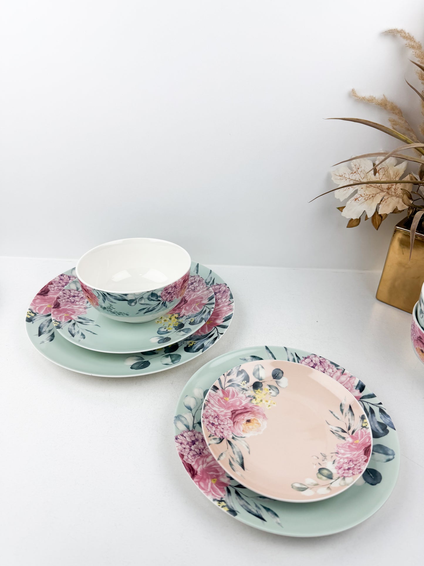 Service de table 24 pièces en porcelaine fine, alliant luxe et élégance pour vos moments privilégiés.