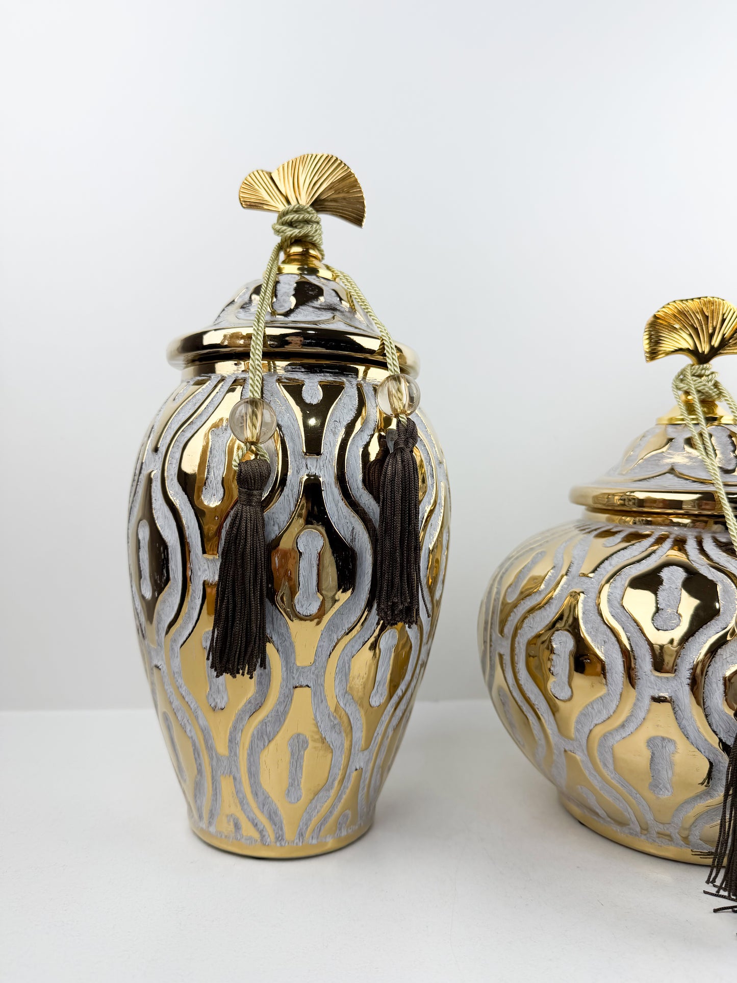 Trio de vases en céramique royale aux motifs floraux dorés