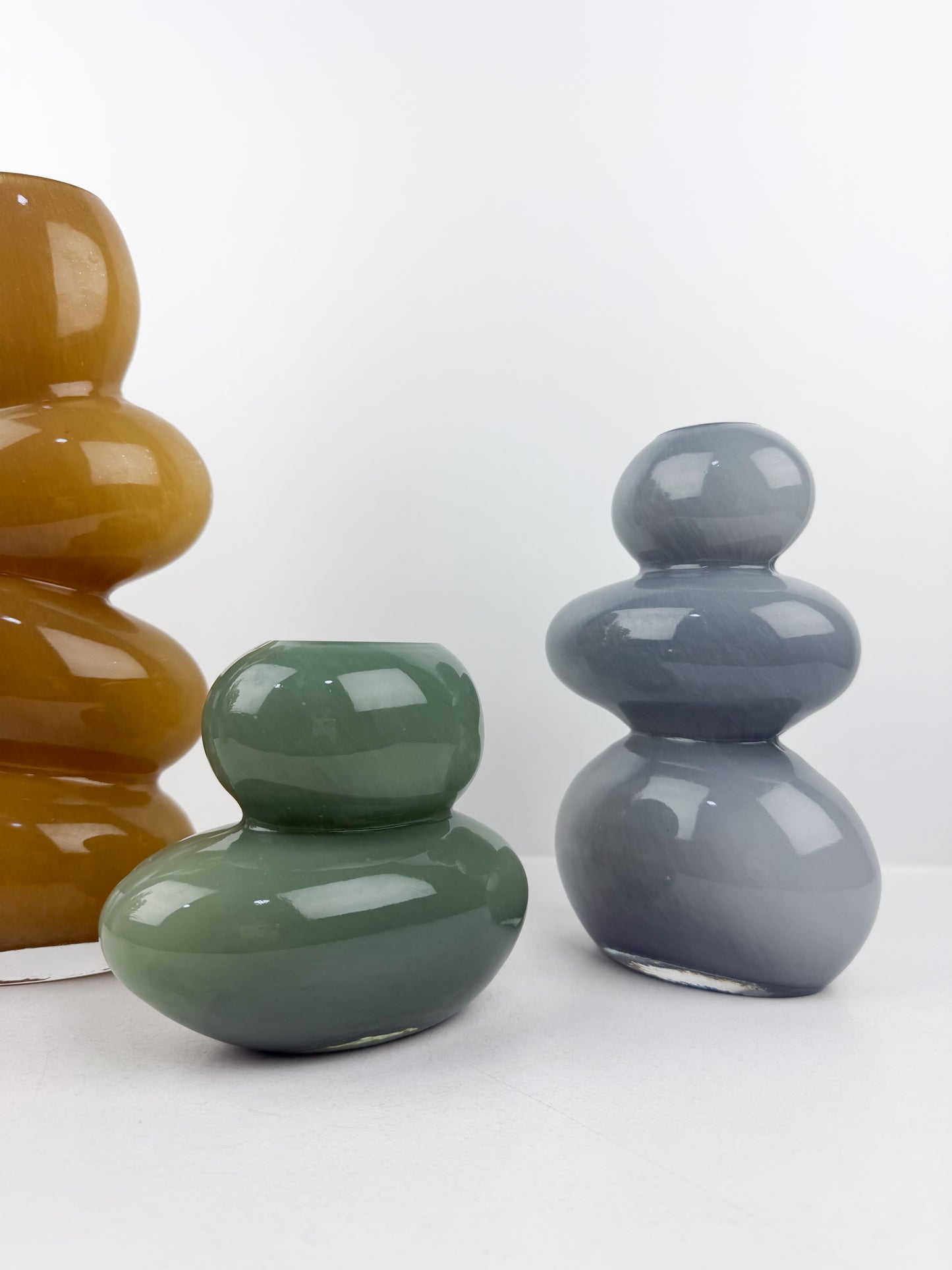Trio de vases en verre aux formes épurées et sophistiquées