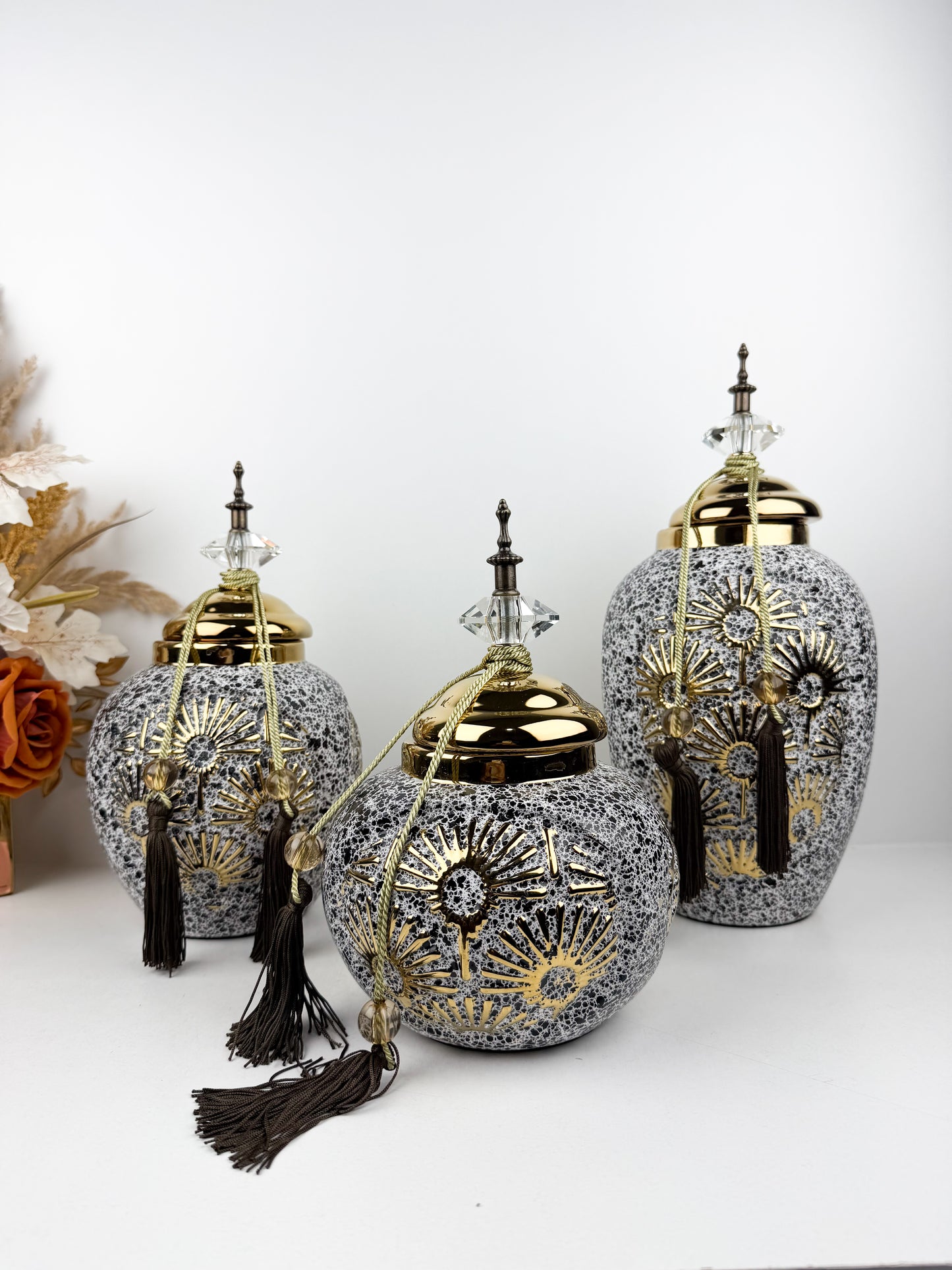 Trio de vases décoratives en céramique au design épuré traditionnelle aux motifs doré