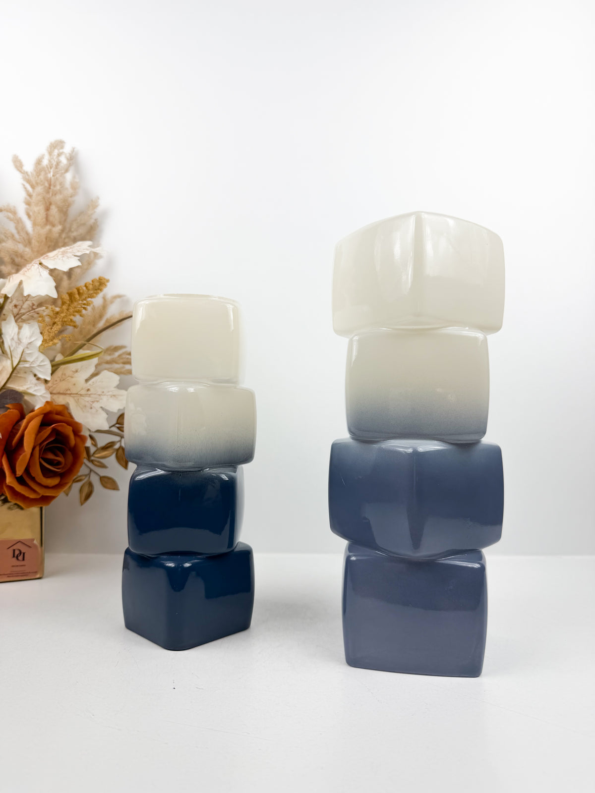 Duo de vases décoratifs géométriques au dégradé bleu et blanc.