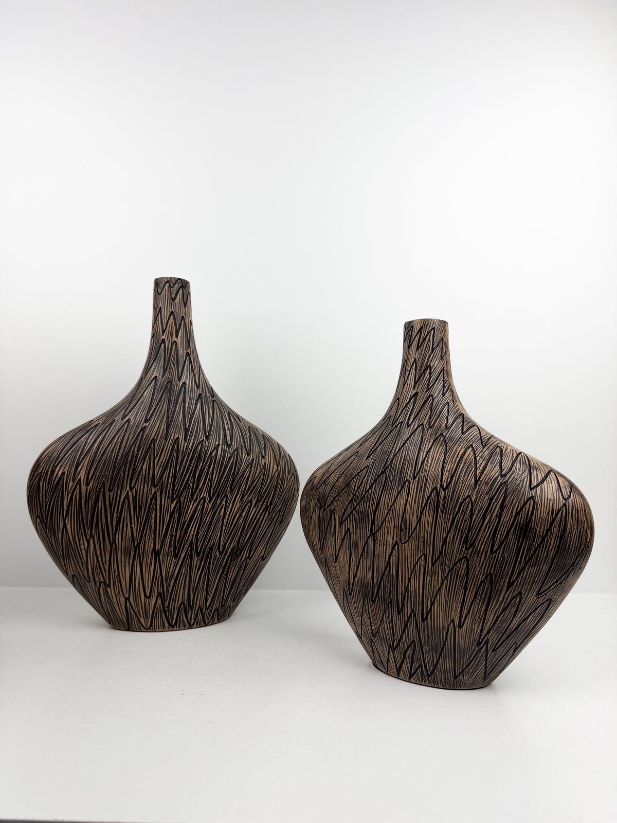 Duo de vases décoratifs en résine Sculptée.