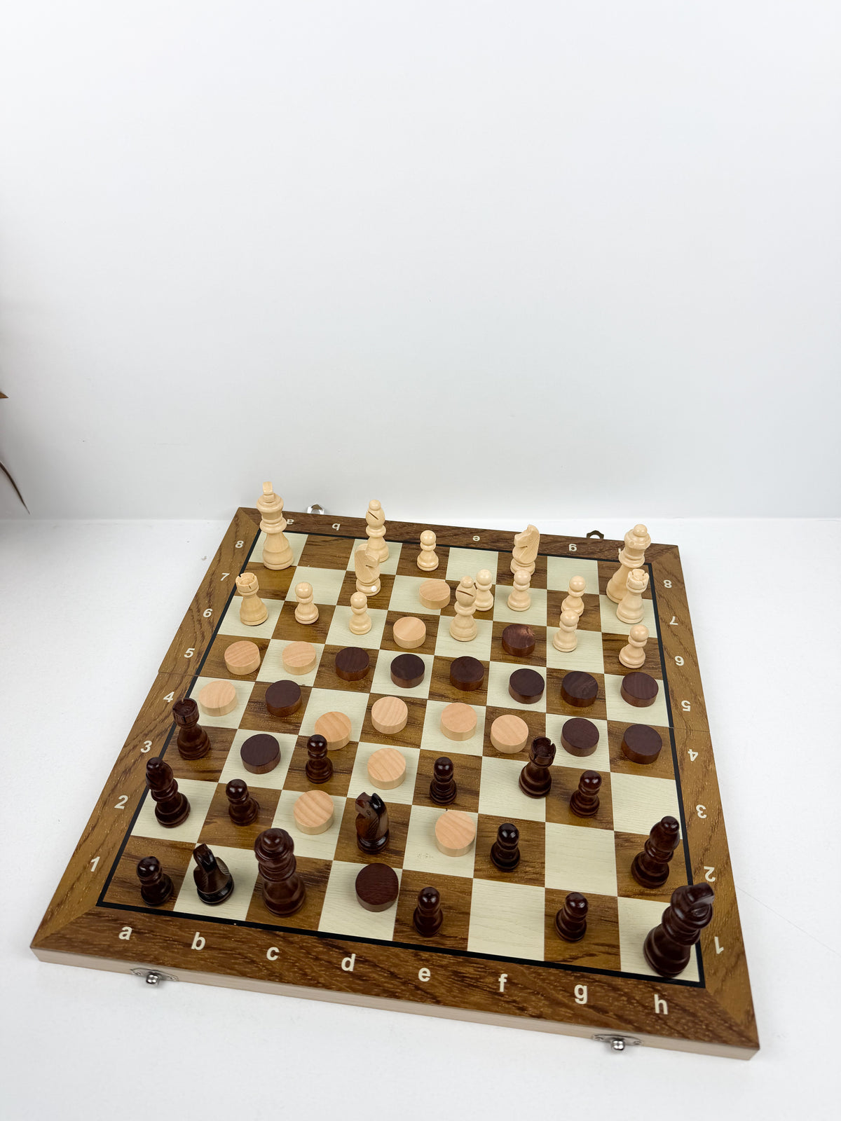 Jeu d'echecs pliable en bois artisanale.