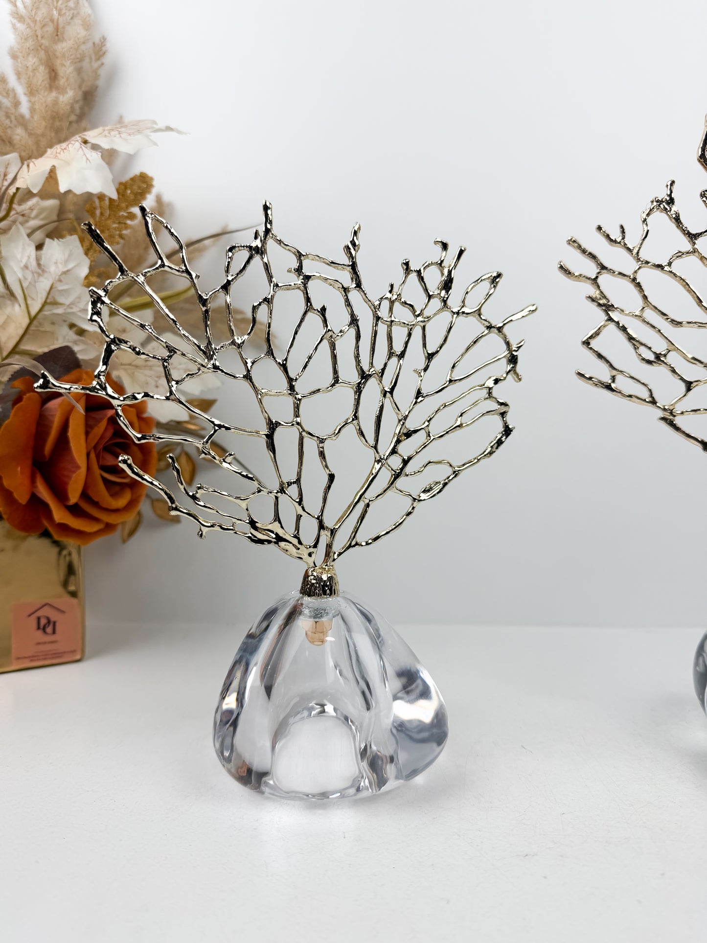Sculpture décorative en forme d'arbre, montée sur un socle en cristal