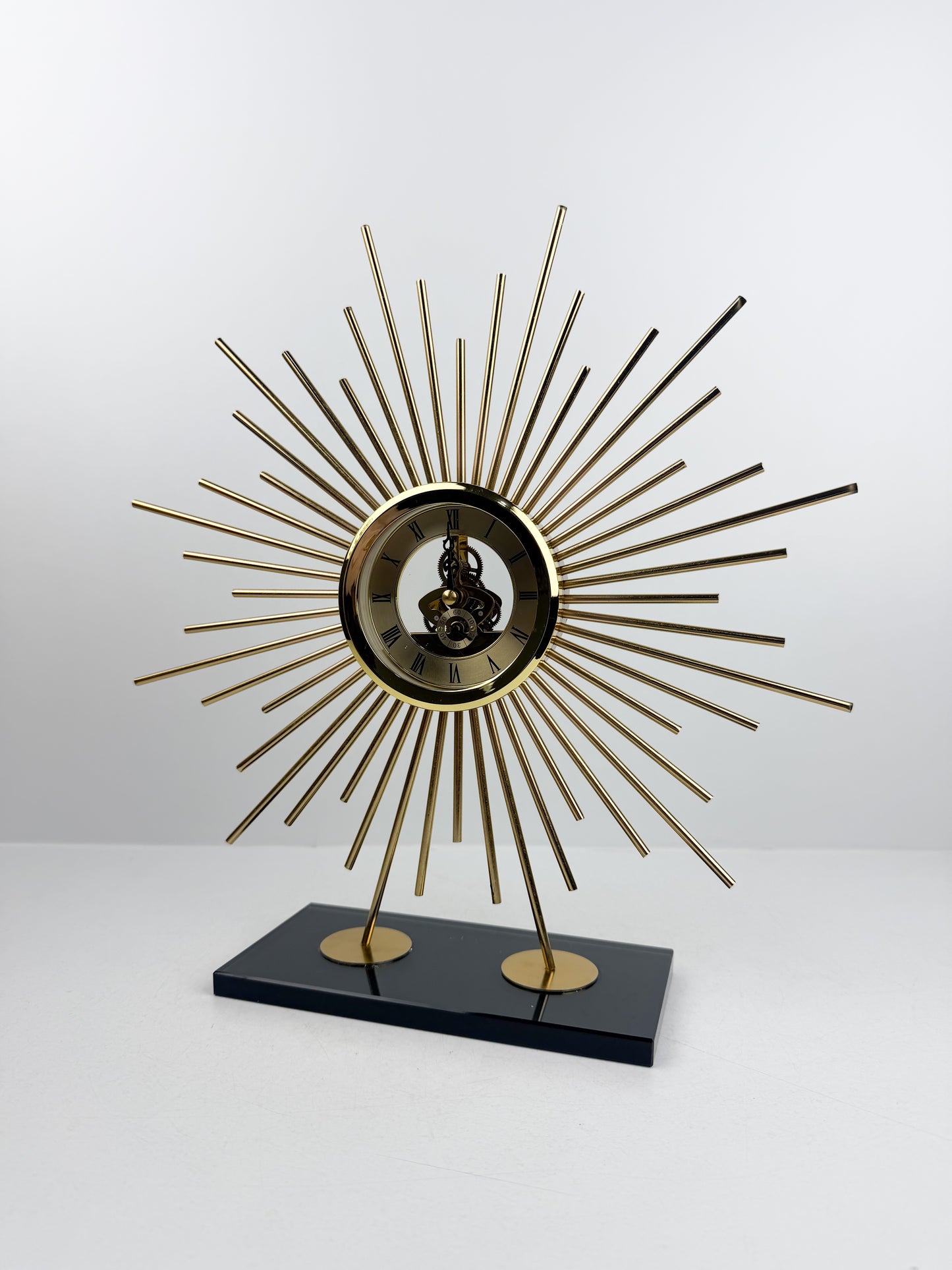 Horloge de décoration en métal  inspirée par les rayons du soleil.