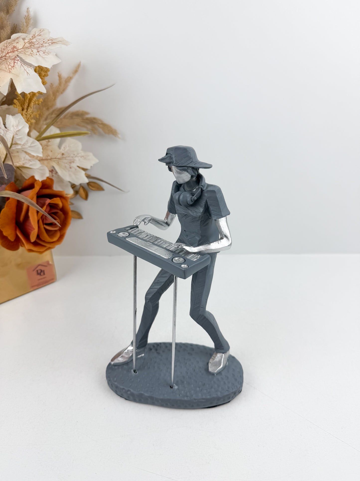 Figurine décorative représentant un musicien de piano élégant.