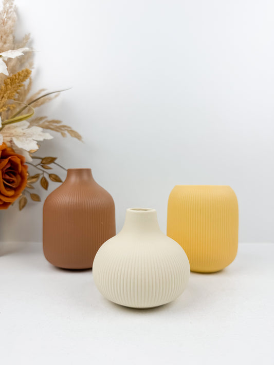 Trio de vases aux formes épurées et aux teintes contrastées