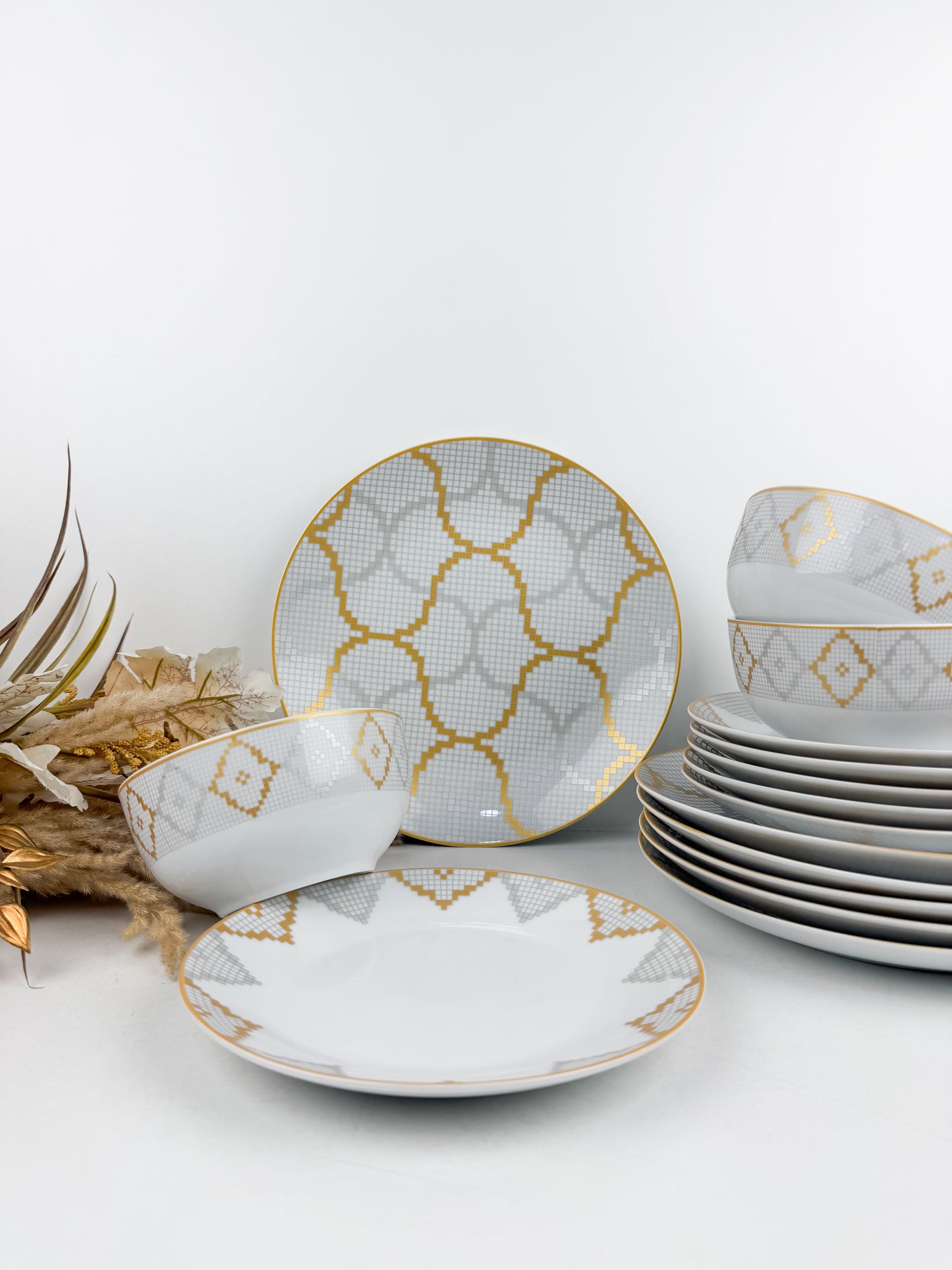 Service de table moderne aux motif géométrique doré et gris