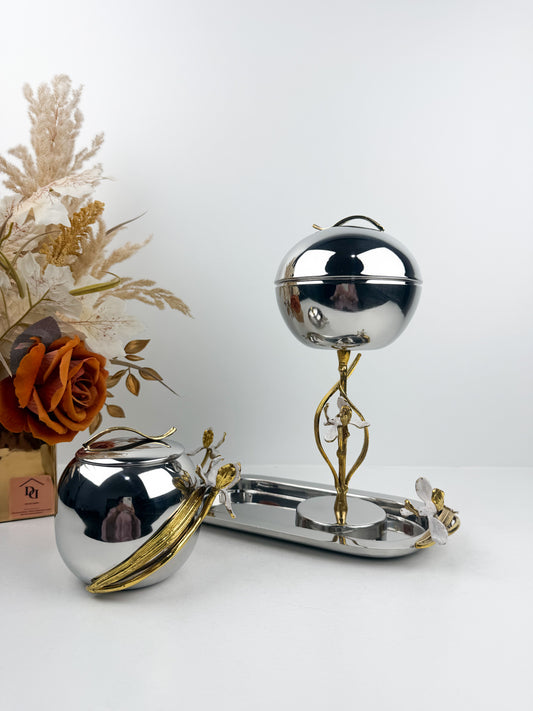 Ensemble de brûleur d'encens élégant en métal argenté de détails floraux.