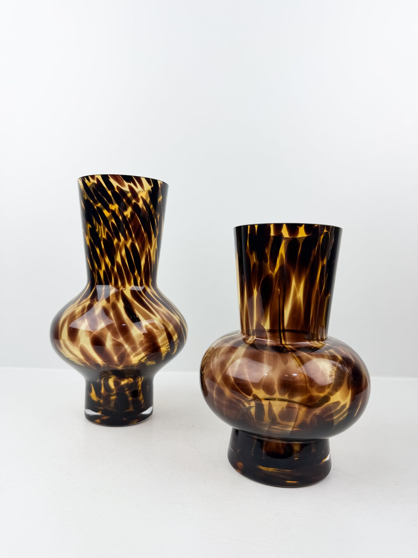 Duo de vases sculpturaux marron très chic
