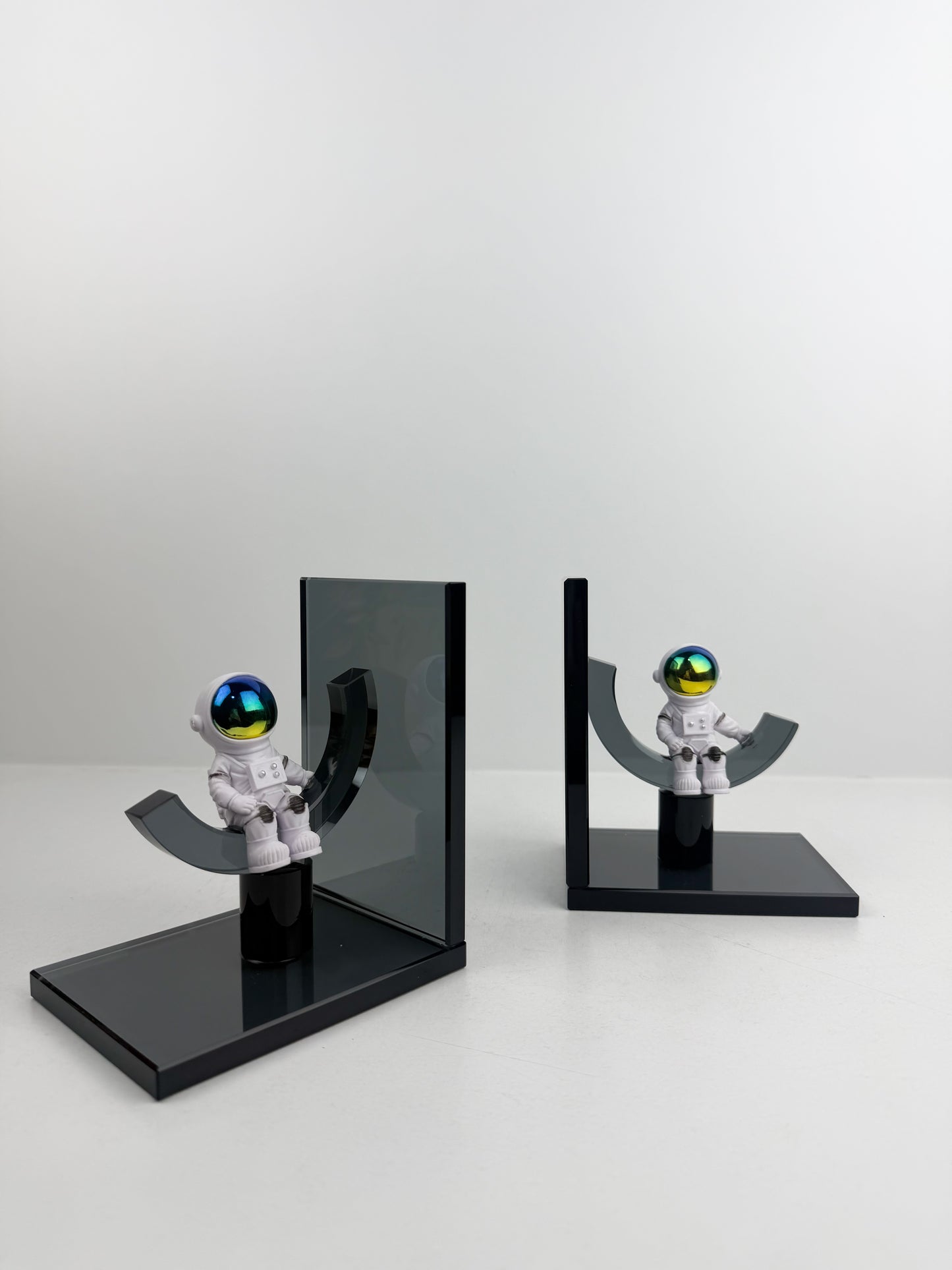 Paire de serre-livres décoratifs captivants présente un adorable astronaute blanc