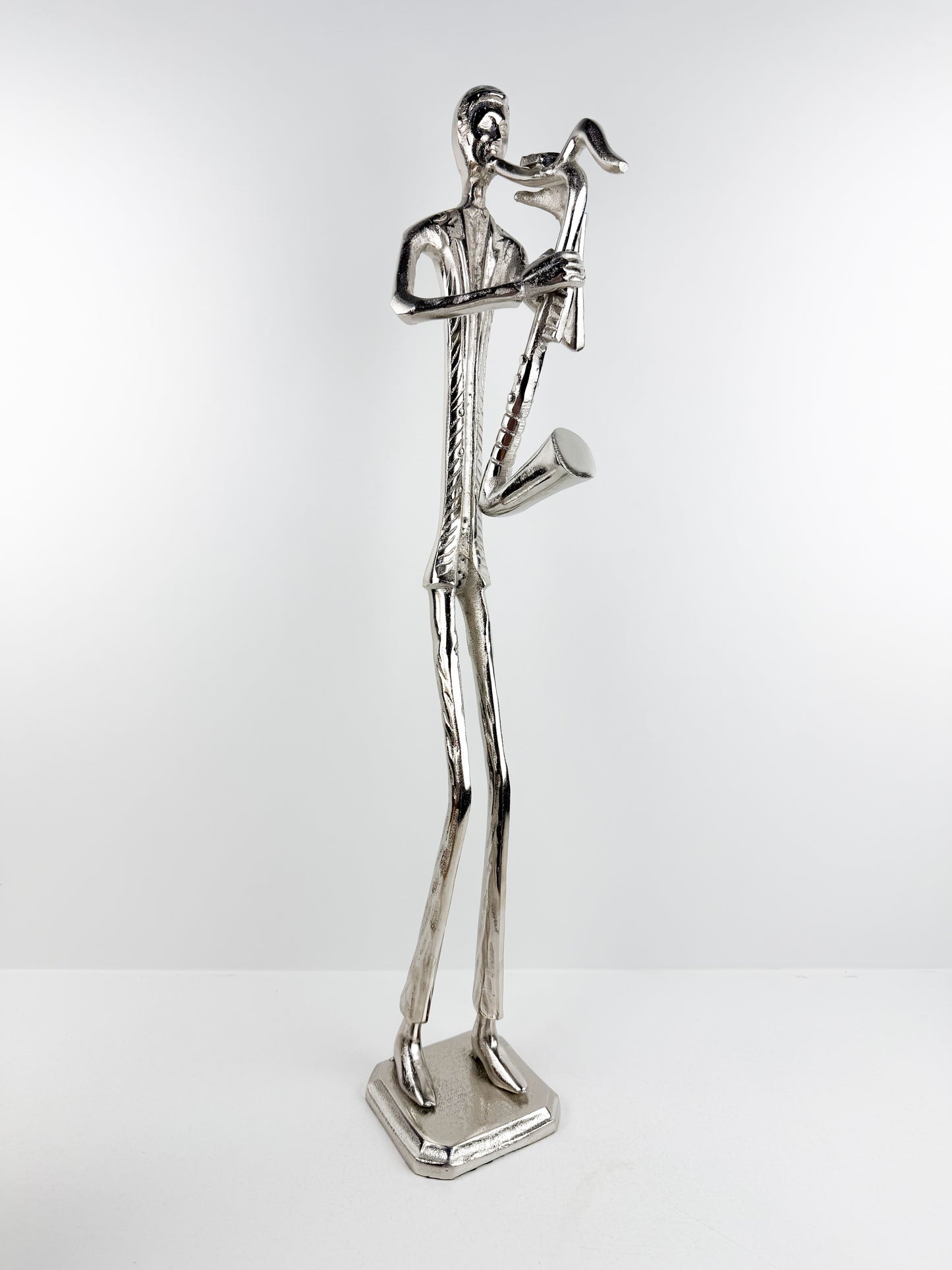 Figurine musicien de saxophone argentée en métal