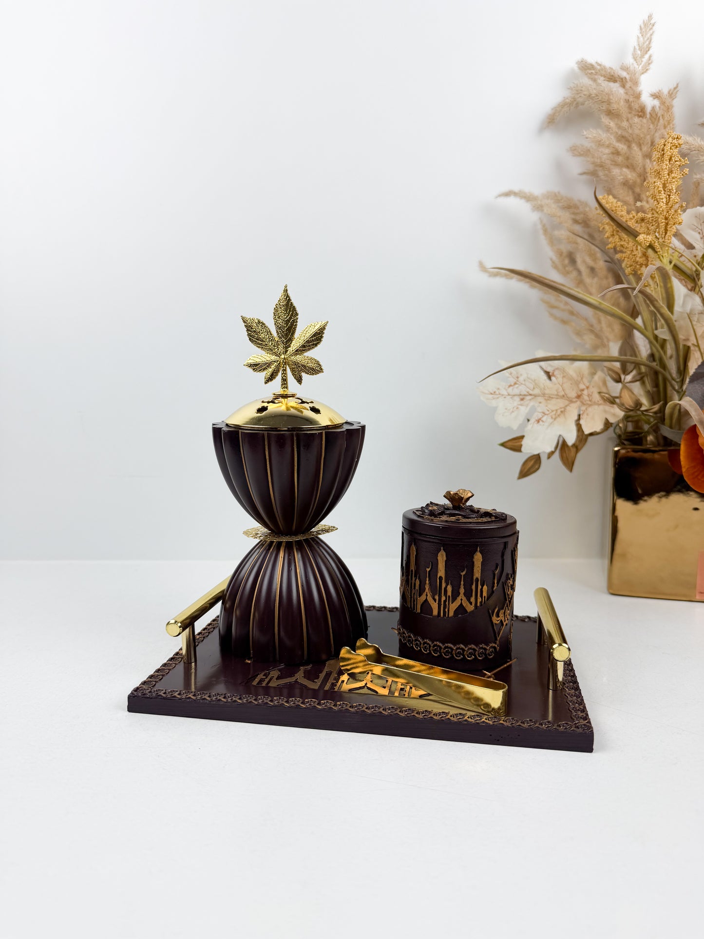 Encensoir marron aux finitions dorées de motifs floraux délicats
