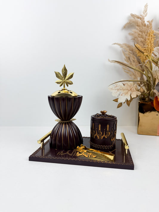 Encensoir marron aux finitions dorées de motifs floraux délicats