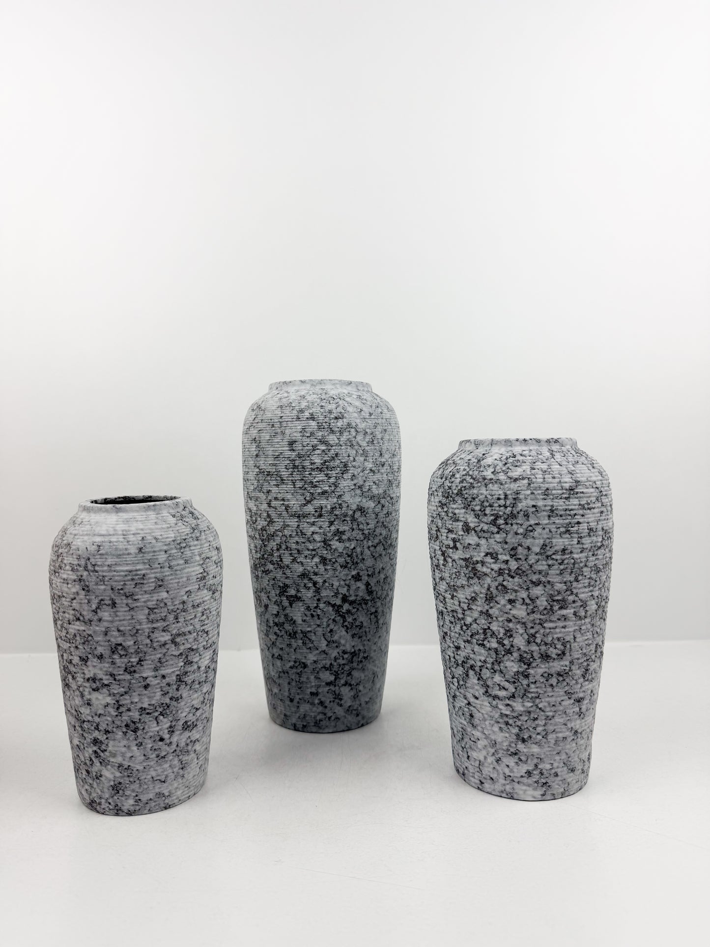 Trio de vases aux teintes grises en céramique alliant élégance et raffinement