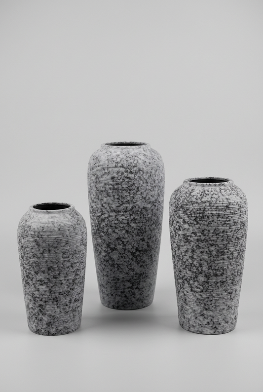 Trio de vases aux teintes grises en céramique alliant élégance et raffinement
