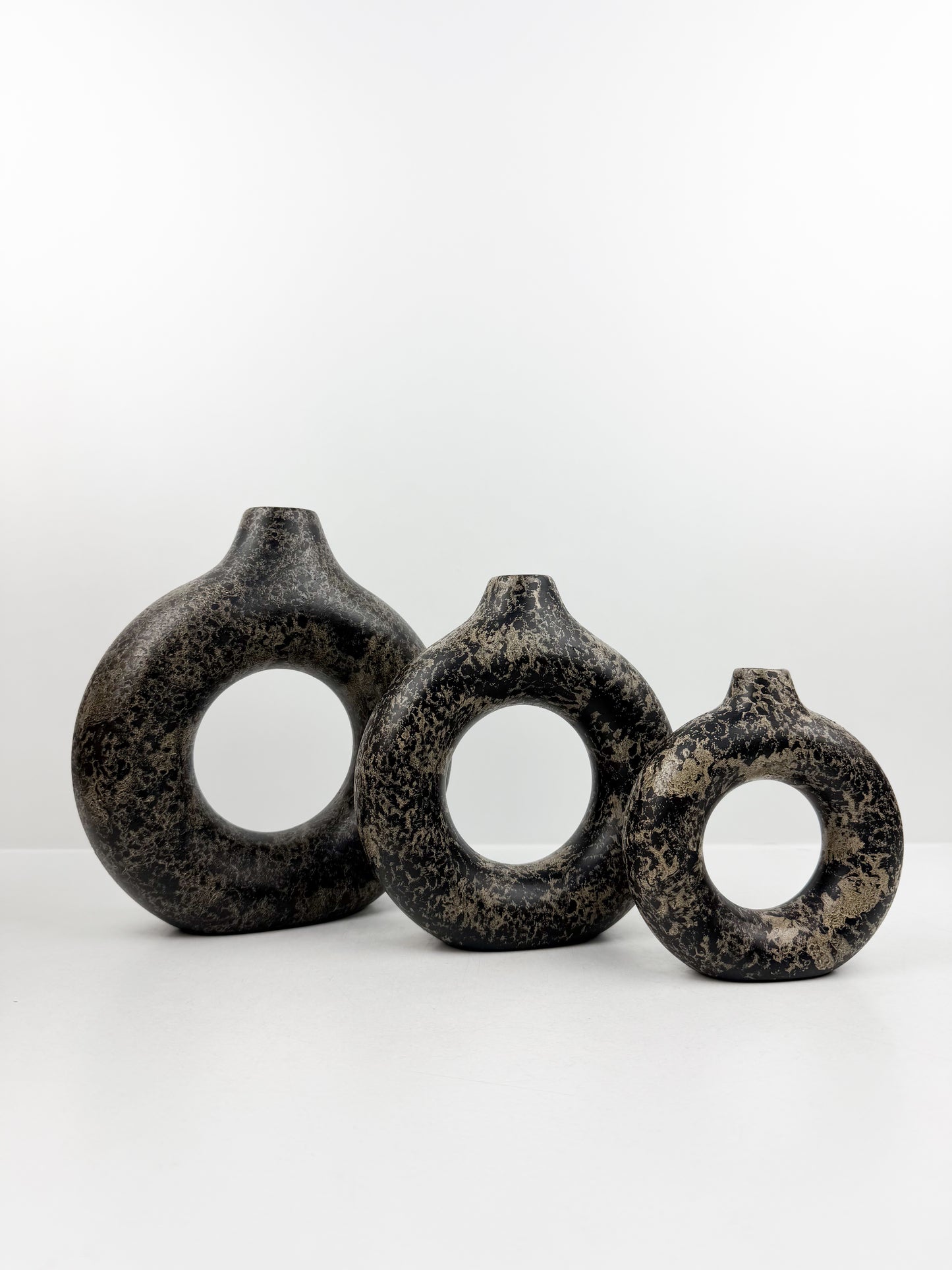 Ensemble de trois vases en céramique élégants noir