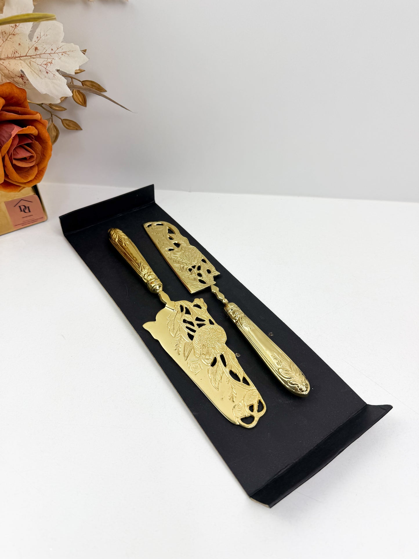 Ensemble couteau et pelle  à gâteau royal doré florale