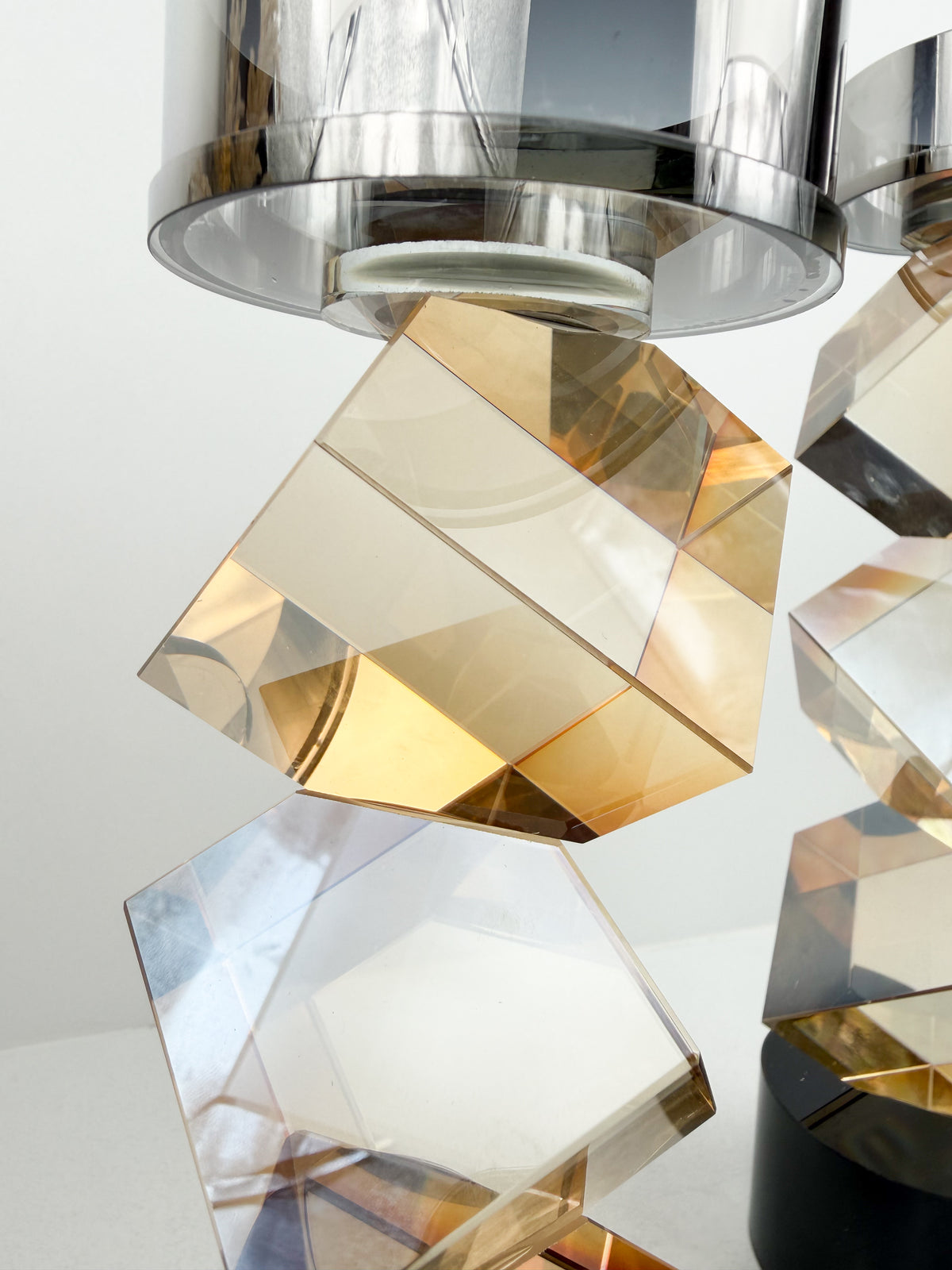 Duo de bougeoirs sculpturaux en cube cristal ambré.