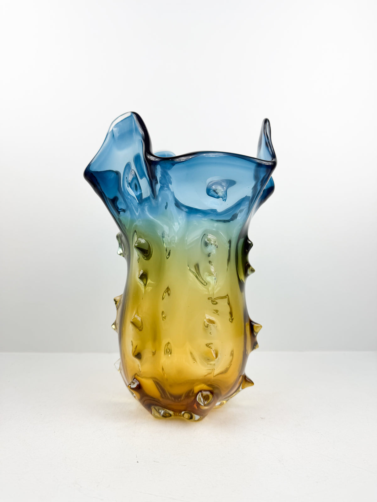 Superbe vase en verre soufflé artisanal.