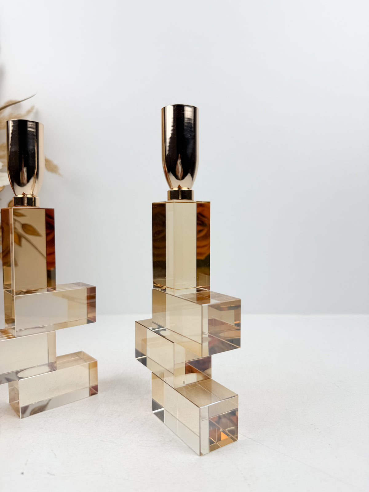 Duo de bougeoirs sculpturaux de motifs luxe cube en cristal.