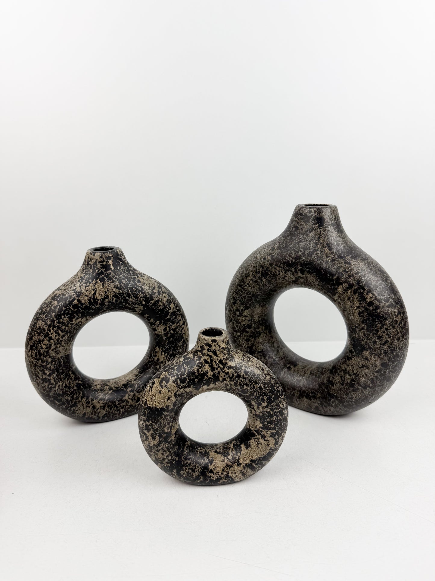 Ensemble de trois vases en céramique élégants noir