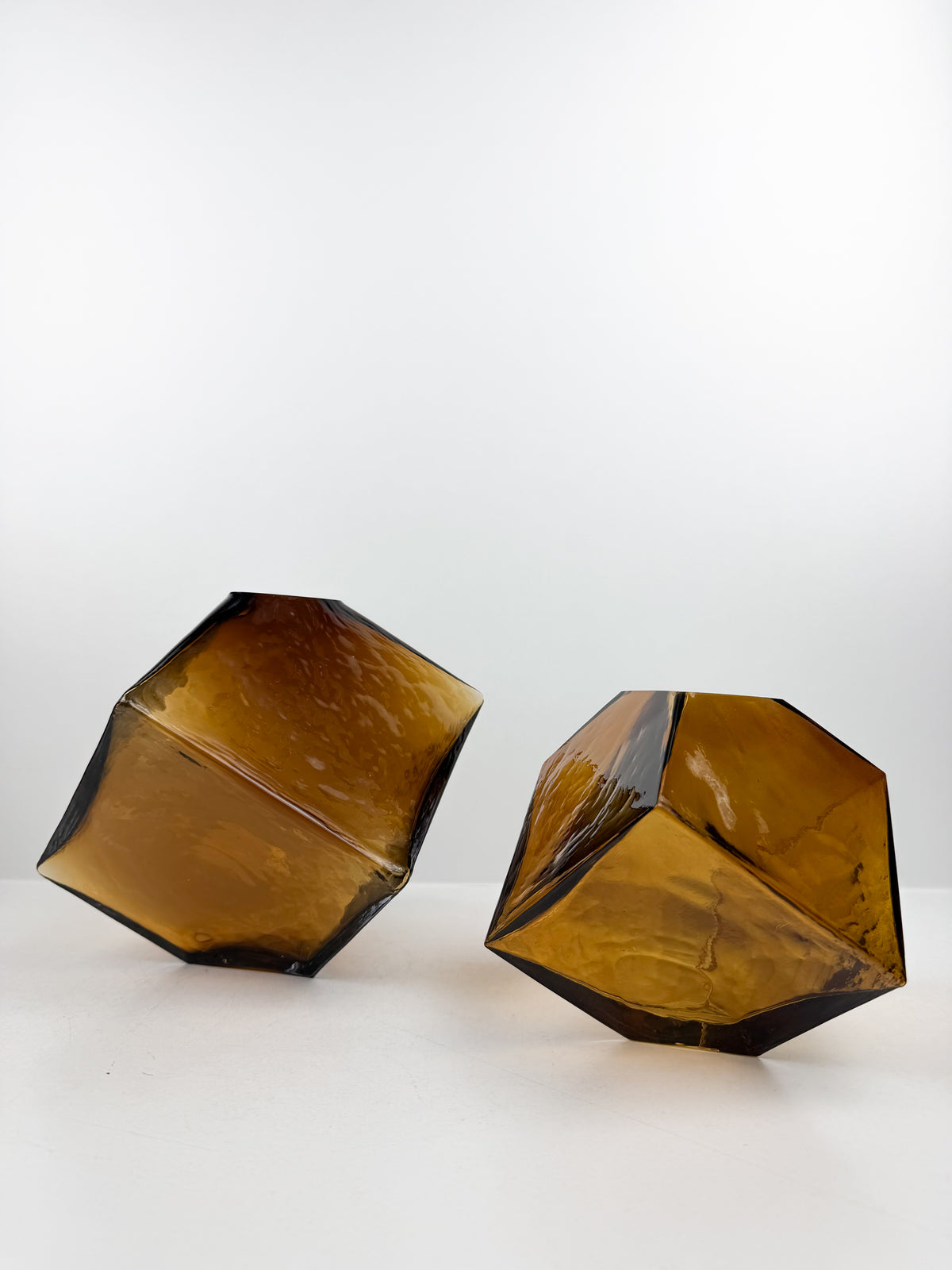 Duo de vases Décoratifs géométriques marron ambré.