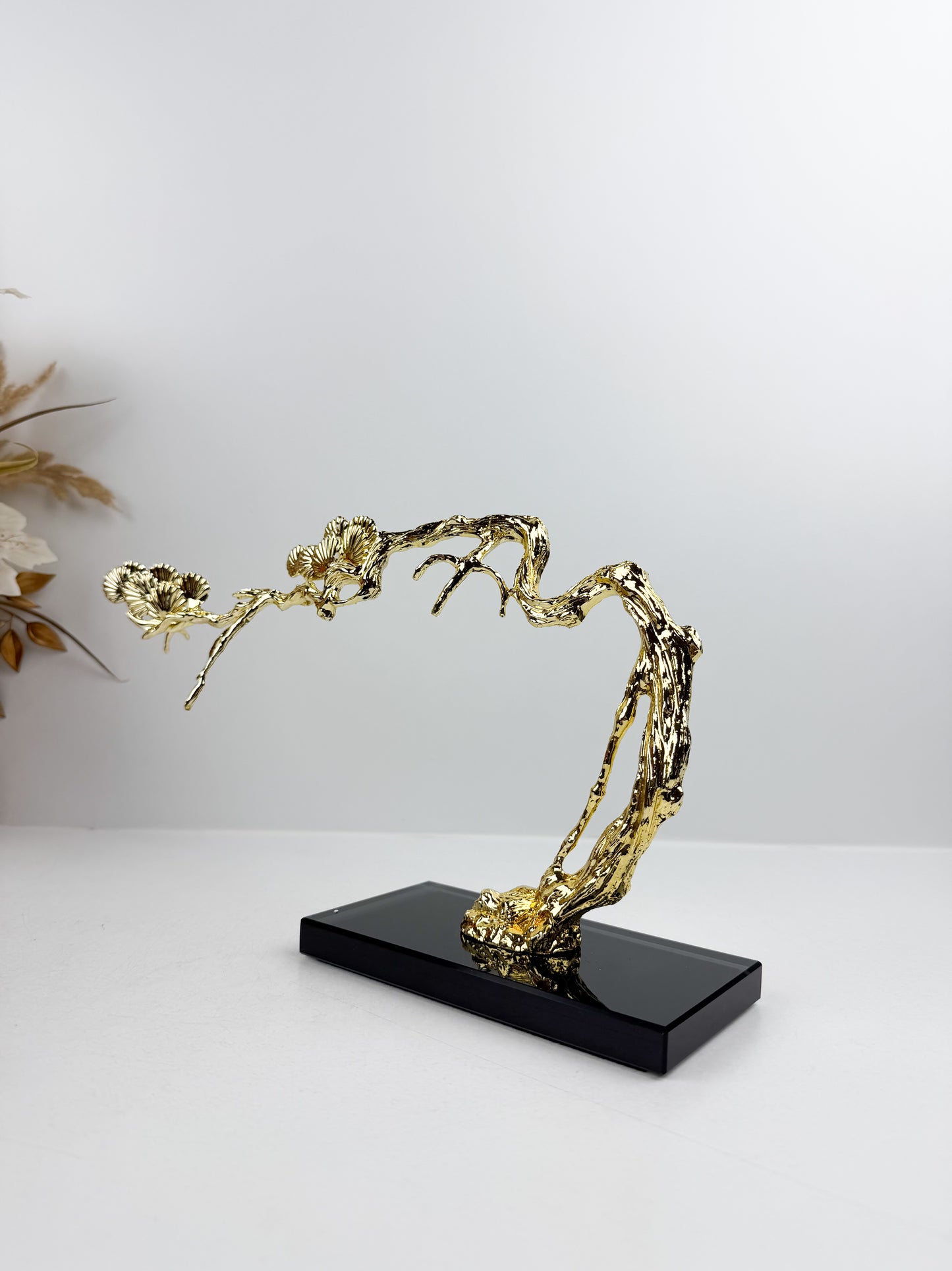 Décoration élégante en métal doré sur un socle noir sophistiqué