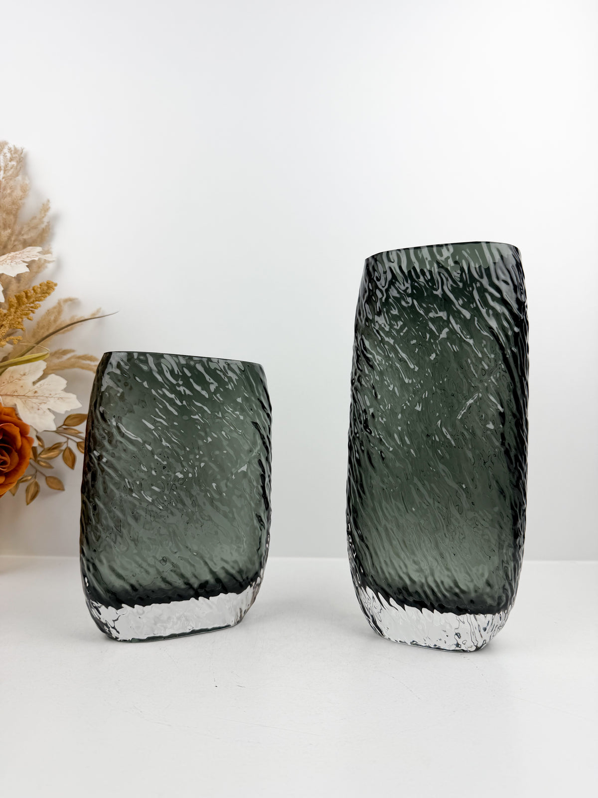 Duo de vases décoratifs en gris élégants.