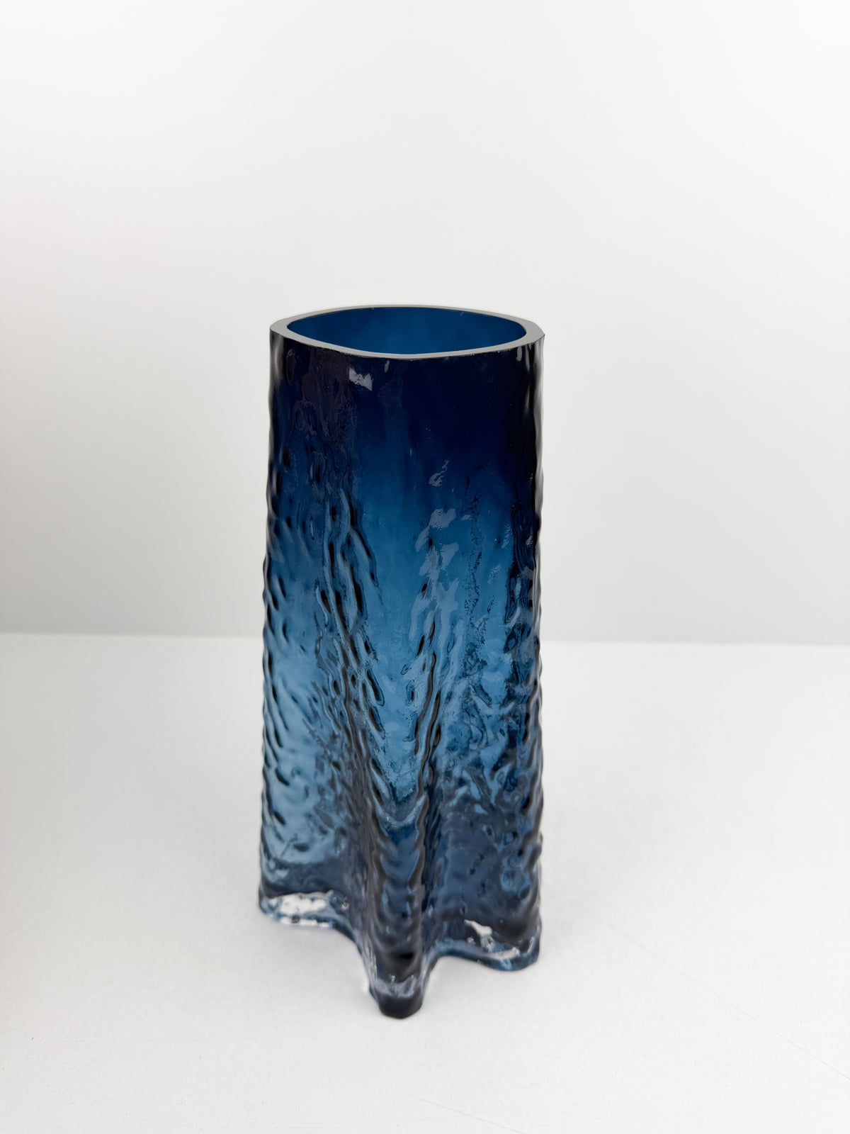 Vase Sculptural bleu océan élégant.