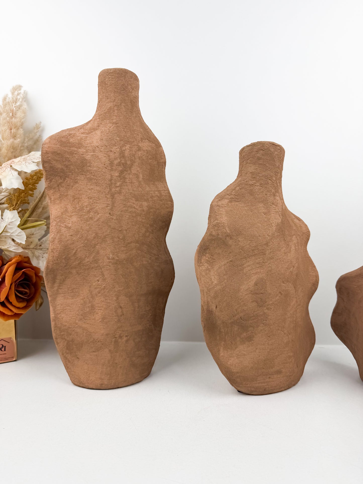 Trio de vases en céramique marron aux formes sculpturales et élégantes