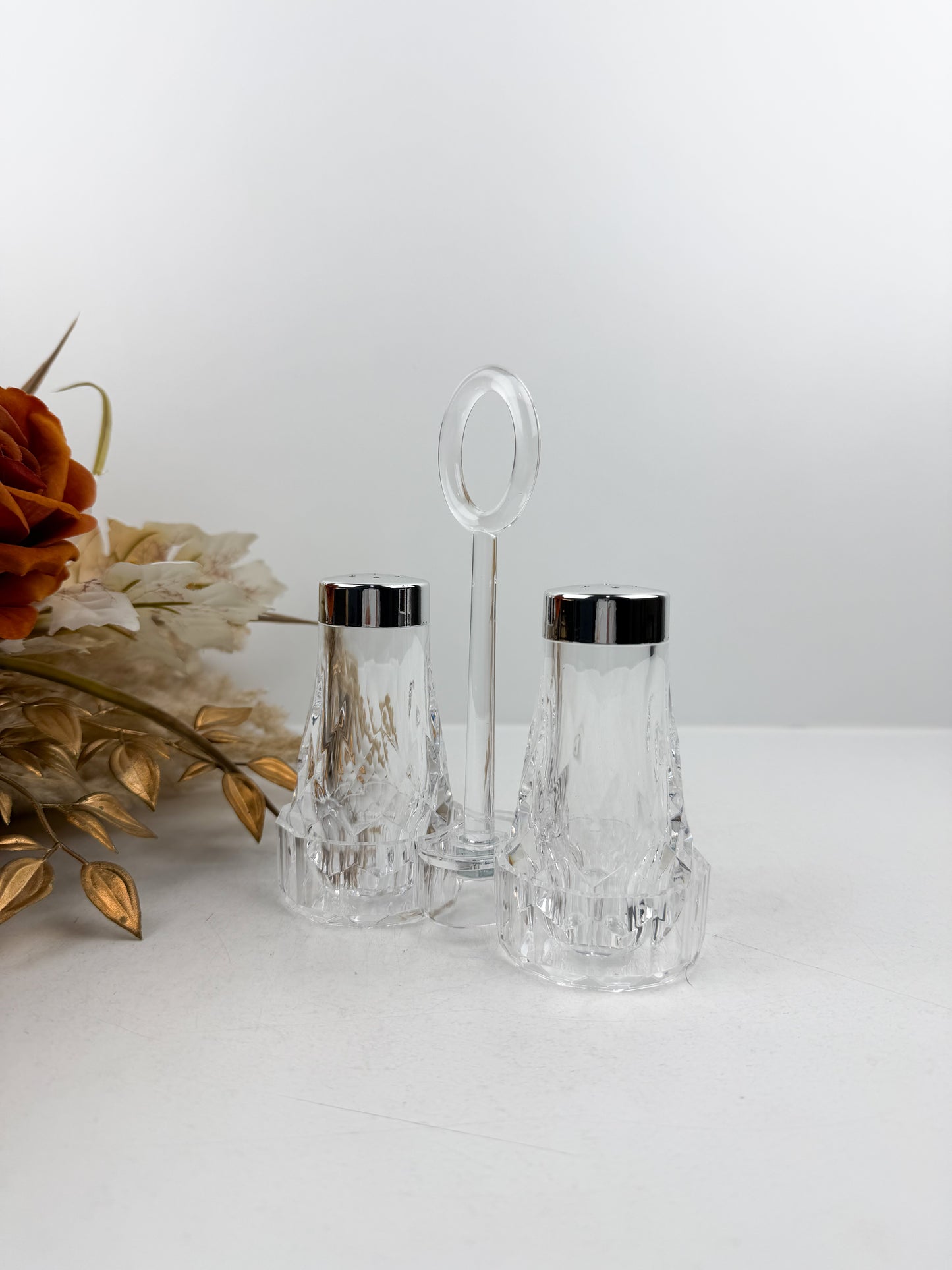 Salière et poivrière en acrylique transparent, alliant fonctionnalité et élégance.