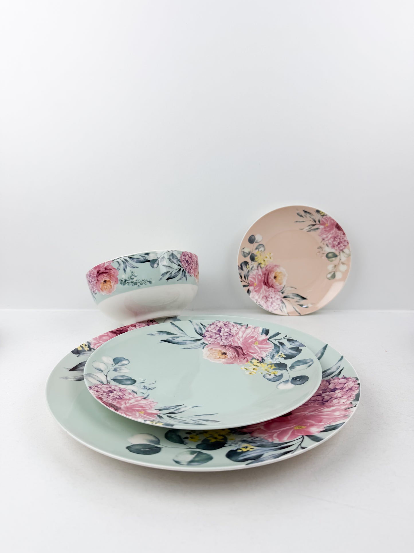Service de table 24 pièces en porcelaine fine, alliant luxe et élégance pour vos moments privilégiés.