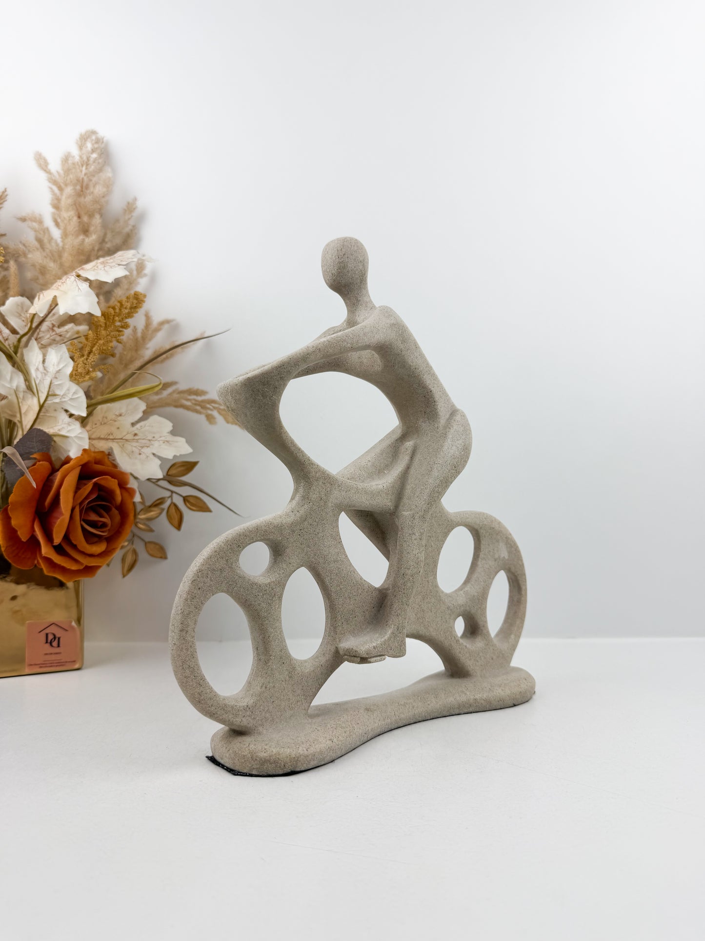 Sculpture contemporaine stylisée représente un motocycliste