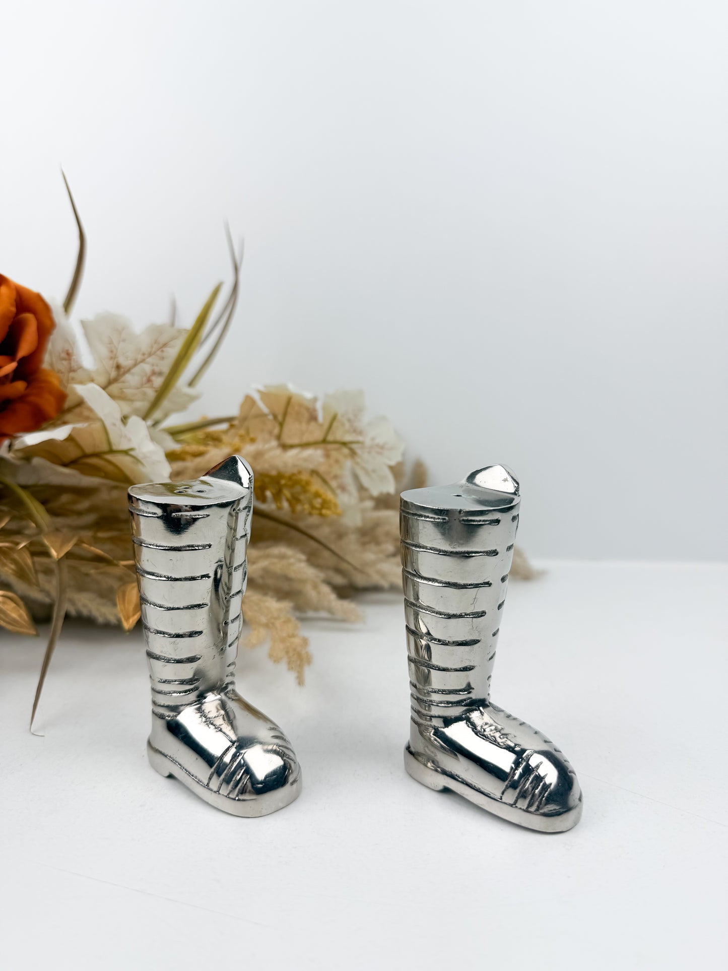 Ensemble de salière et poivrière vintage en laiton en forme de bottes argenté